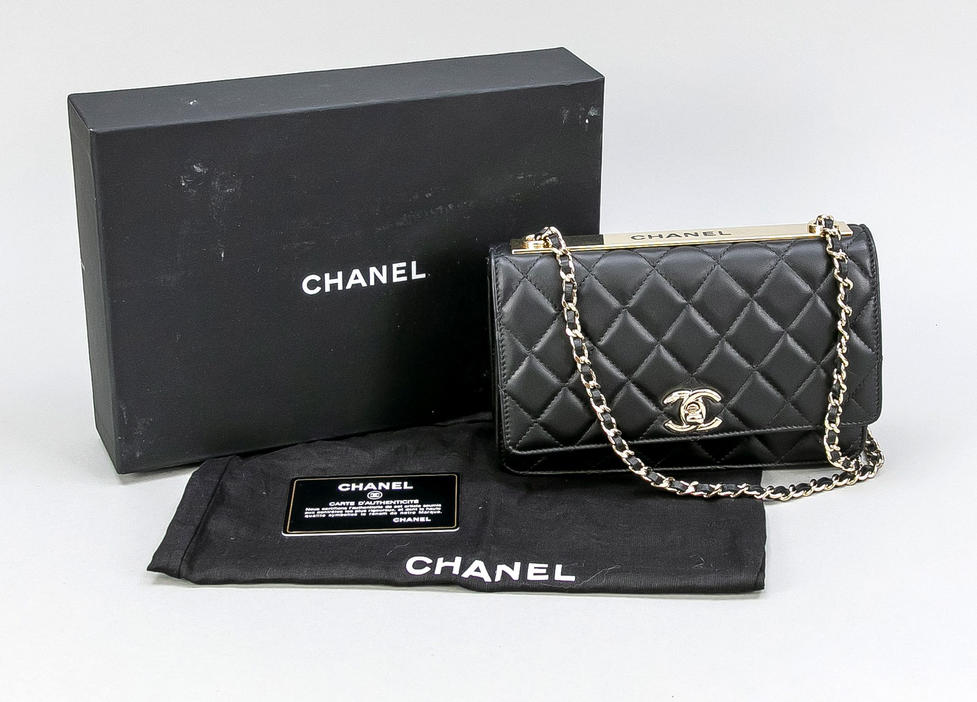 Null Chanel, Cartera con cadena, piel de cordero acolchada negra con el diseño d&hellip;