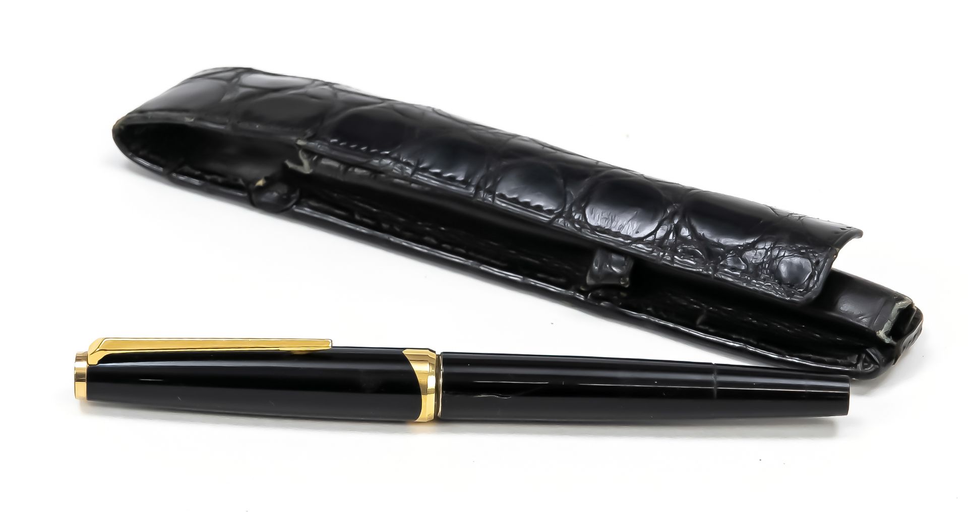 Null 万宝龙活塞钢笔，20世纪下半叶，编号121，750黄金笔尖，黑色外壳，镀金应用，长13.5厘米，装在黑色皮箱中，长16厘米