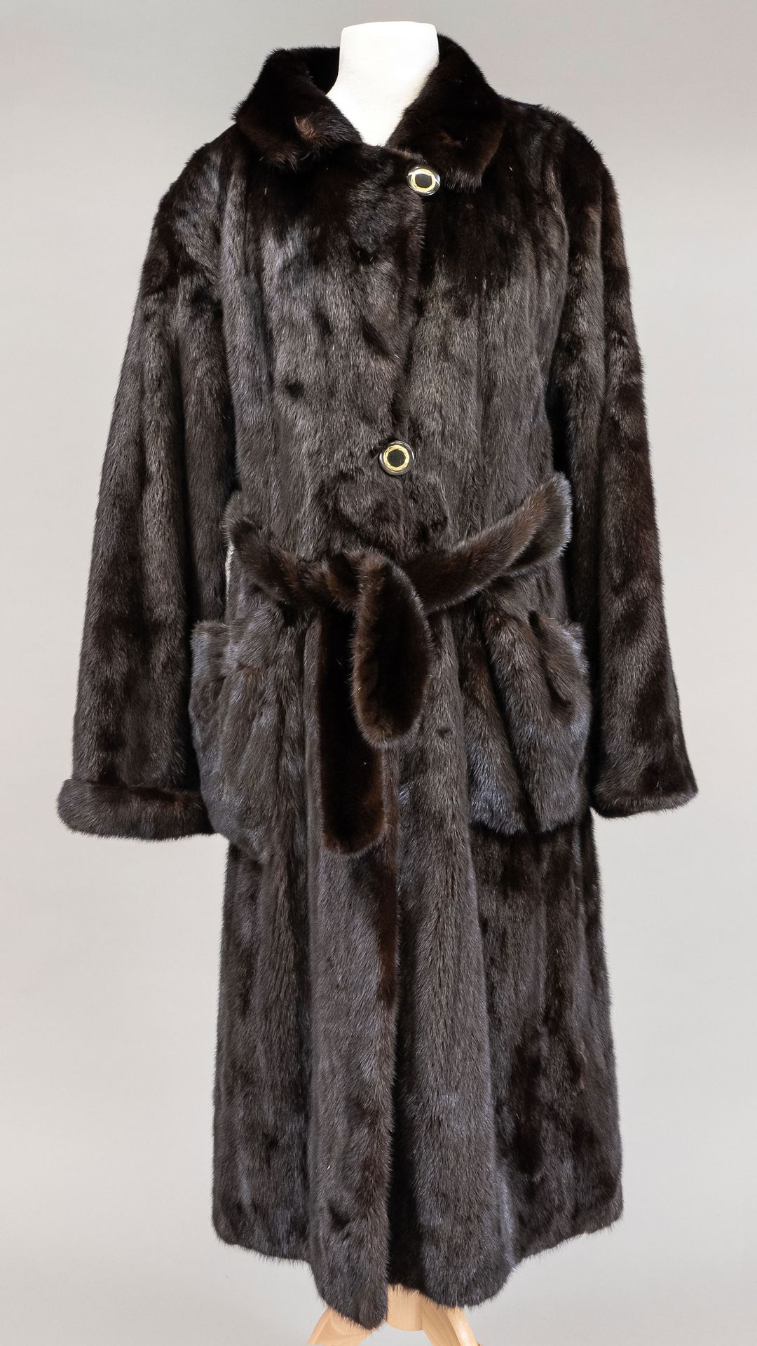 Null Ladies mink coat, without name or size indication, light traces of wear