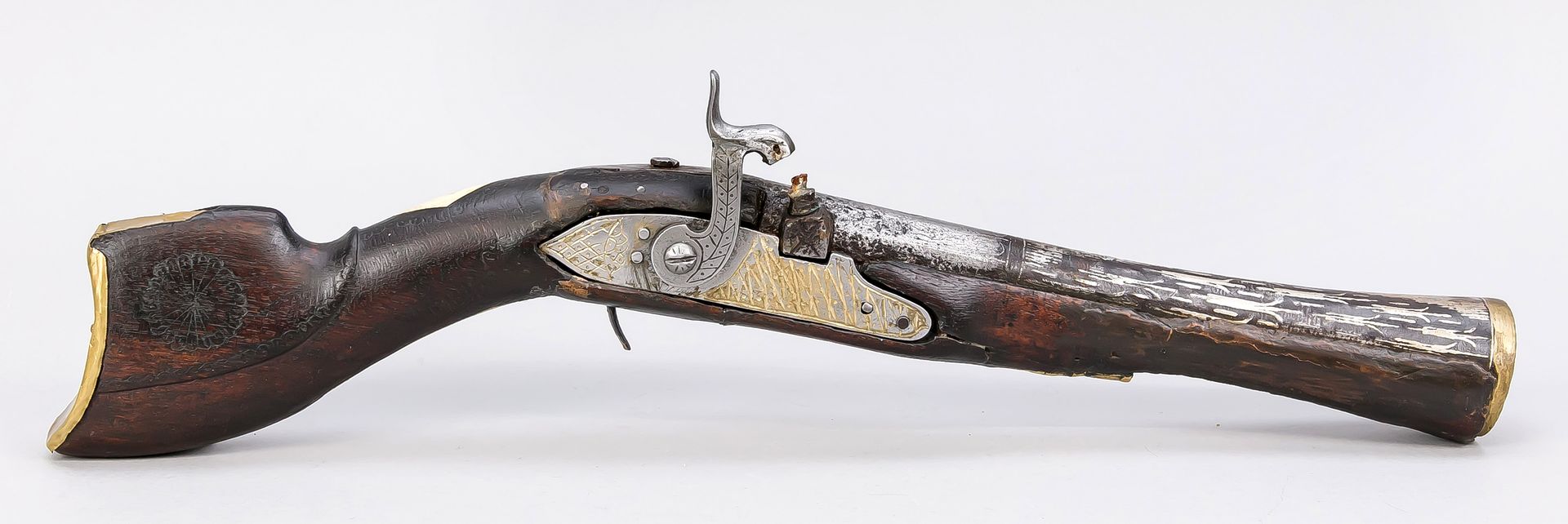 Null 带打击锁的手枪，可能最初是18世纪，在19世纪进行了修改。深色木质枪托，镶嵌菱形骨片。喇叭形的铁桶，镶嵌有装饰物。稍有摩擦和碰撞，长47厘米。