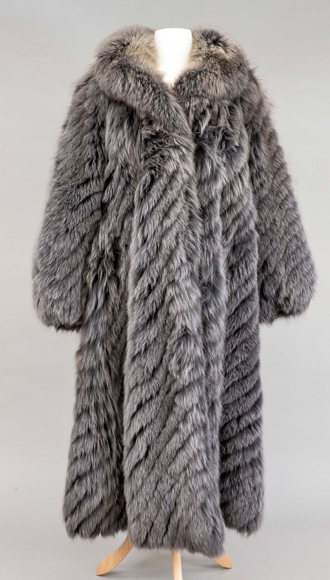 Null Grey ladies fox coat, without name or size, traces of wear