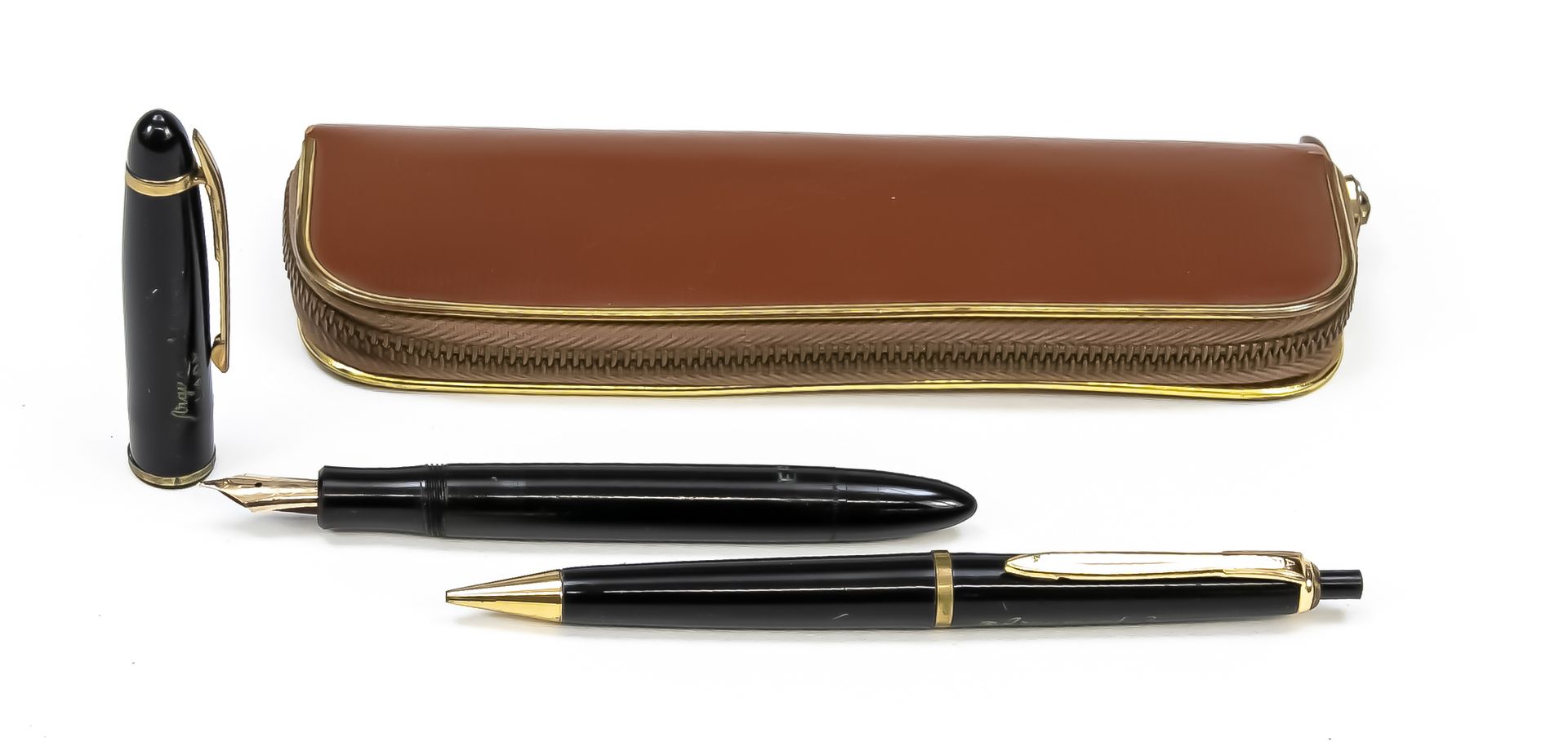 Null Argument两件套书写工具，20世纪下半叶，包括一支活塞式钢笔，14K（585）黄金笔尖和一支机械铅笔，每支笔都有黑色的外壳，长12厘米，装在箱子&hellip;