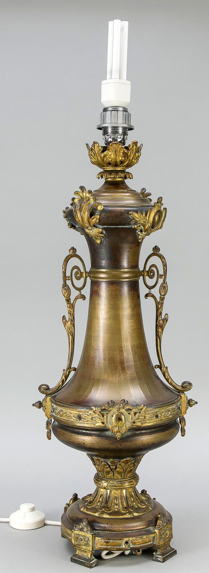 Null 大花瓶灯，19世纪末，黄铜，青铜，残留的镀金。圆形底座，立柱脚，栏杆式装饰应用，高63厘米。