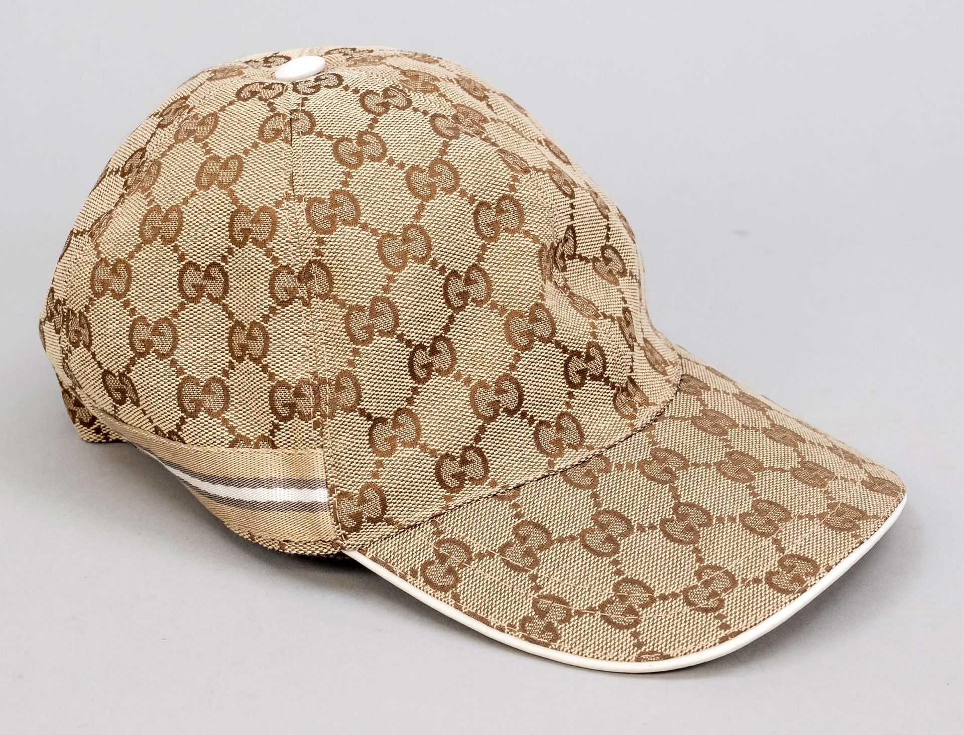 Null 古驰，经典中性棒球帽，沙色帆布上有编织的GG标志，两侧有编织条纹，细节为白色光滑皮革，尺寸为M，宽度可调整，磨损痕迹极小。