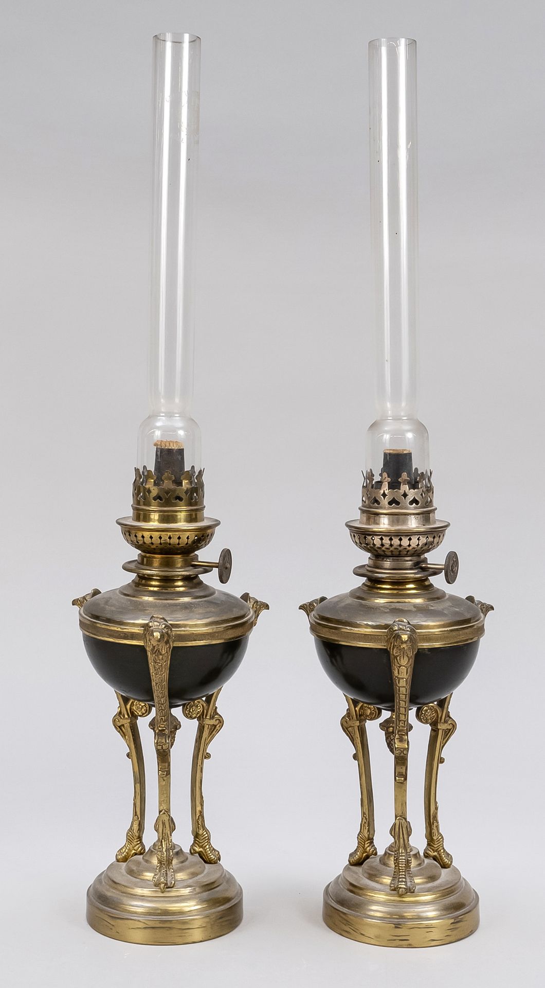Null Paar Petroleumlampen im Empire-Stil, 19. Jh., Bronze vergoldet, Messing, Gl&hellip;