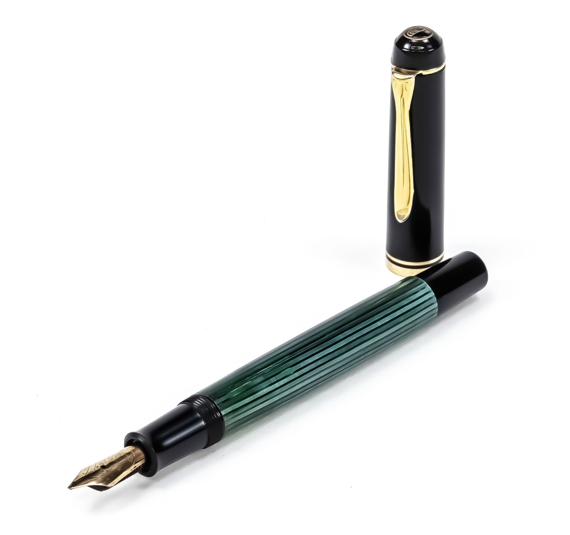 Null Pelikan，活塞式钢笔，20世纪下半叶，14C(585)黄金笔尖，黑色和绿色条纹的外壳，黑色笔帽，镀金应用，长12.5厘米