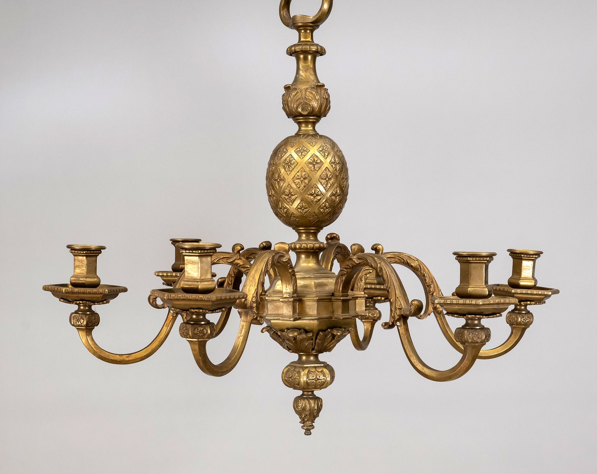 Null 历史主义的天花板吊灯，19世纪末，青铜。栏杆式中央部分带有节点和六角形支架，用于插入独立的吊灯臂。悬挂在链条上的是同样的六边形吊顶。高度：不含链条 6&hellip;
