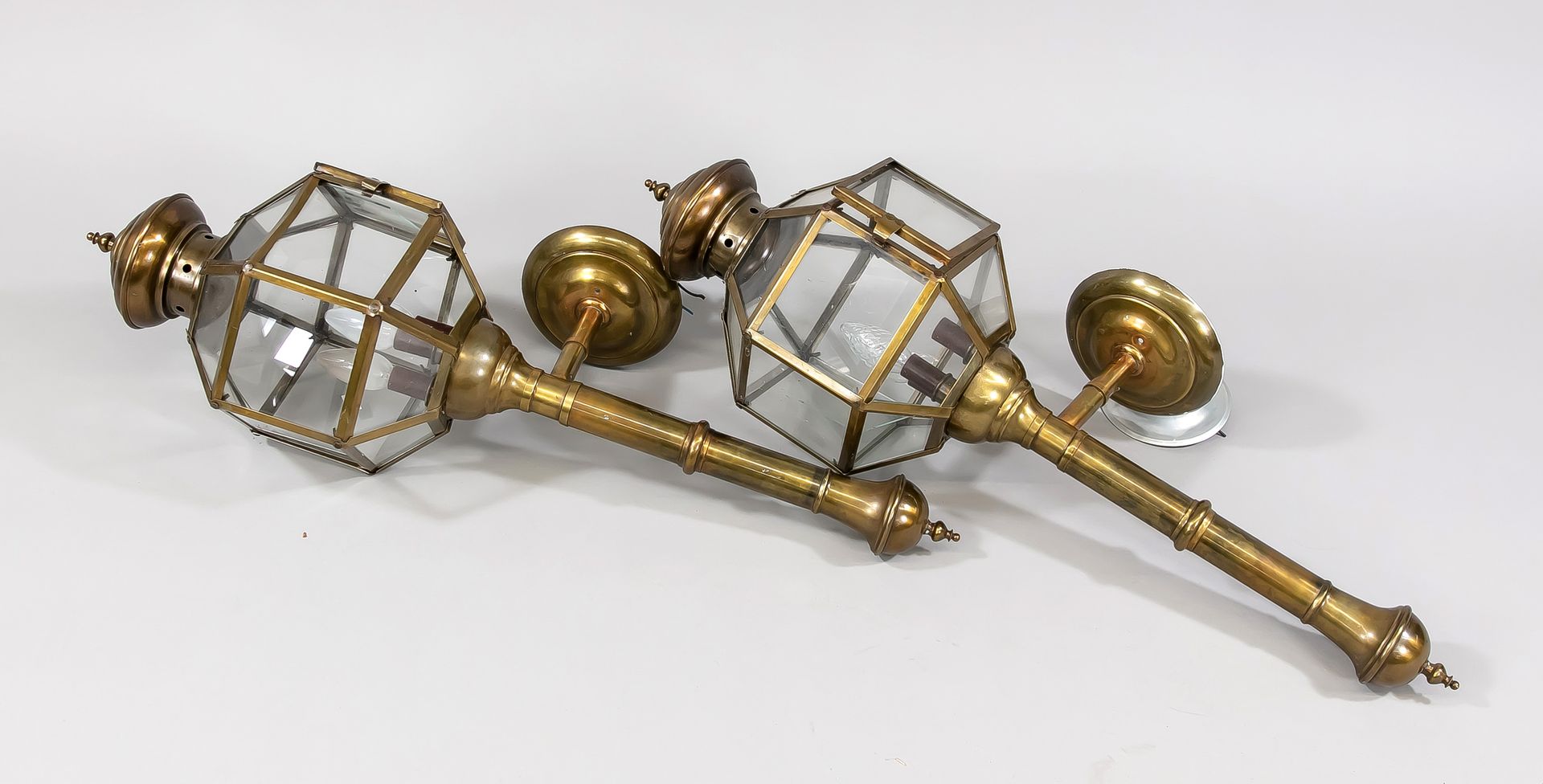 Null Pair of carriage lamps, late 19th c., brass with glass inserts. With wall b&hellip;