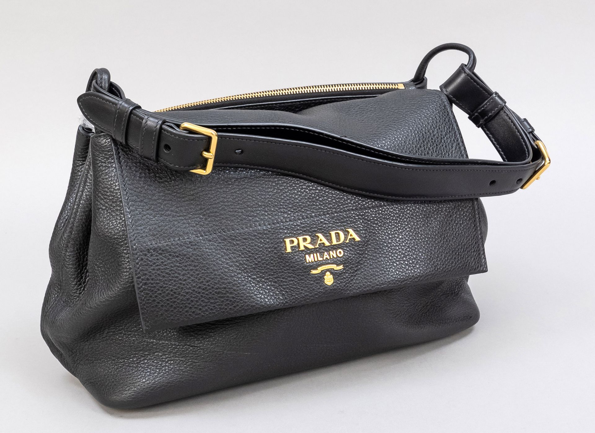 Null Prada, borsa a spalla classica, pelle granulata nera, hardware dorato, trac&hellip;