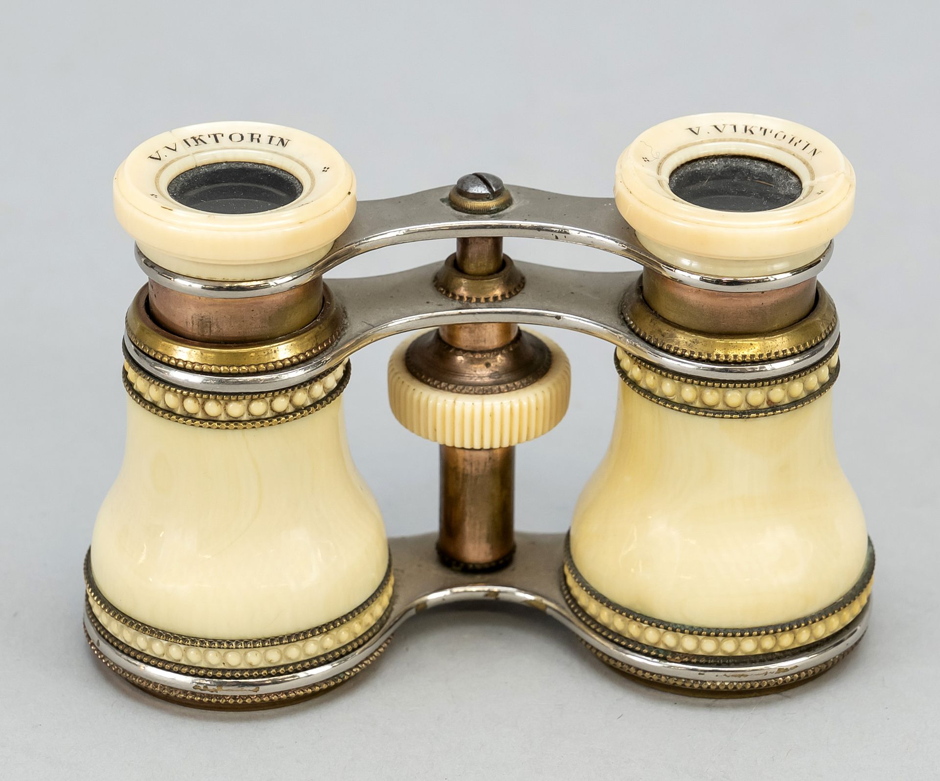 Null 歌剧眼镜，19世纪末，主体上刻有 "V.维克多林-汉诺威''。镀铬的铁，铜和黄铜，象牙安装。眼环处有小的应力裂纹，长7厘米。