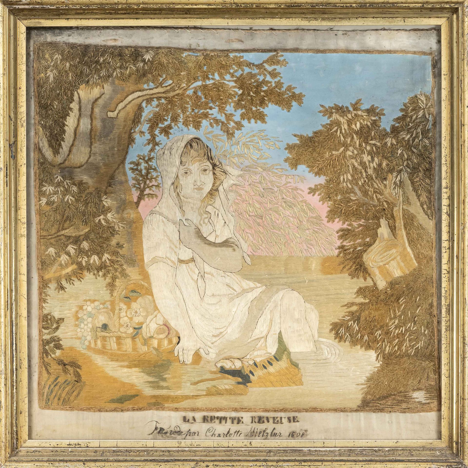 Null 刺绣，法国，19世纪，年轻美女在树下冷却她的腿。在玻璃后面有一个异型和金色装饰的木框。标题："La pertite Reveuse"，48 x 48 &hellip;