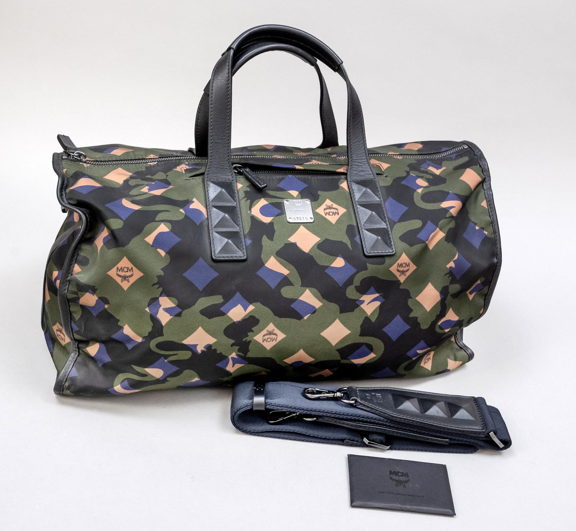 Null MCM，紧凑型迷彩旅行袋Loden Green，多色印刷尼龙面料，黑色光滑皮革细节，涂黑的硬件，短双手柄，可拆卸的纺织物肩带，纺织物内部，轻微的使用和&hellip;