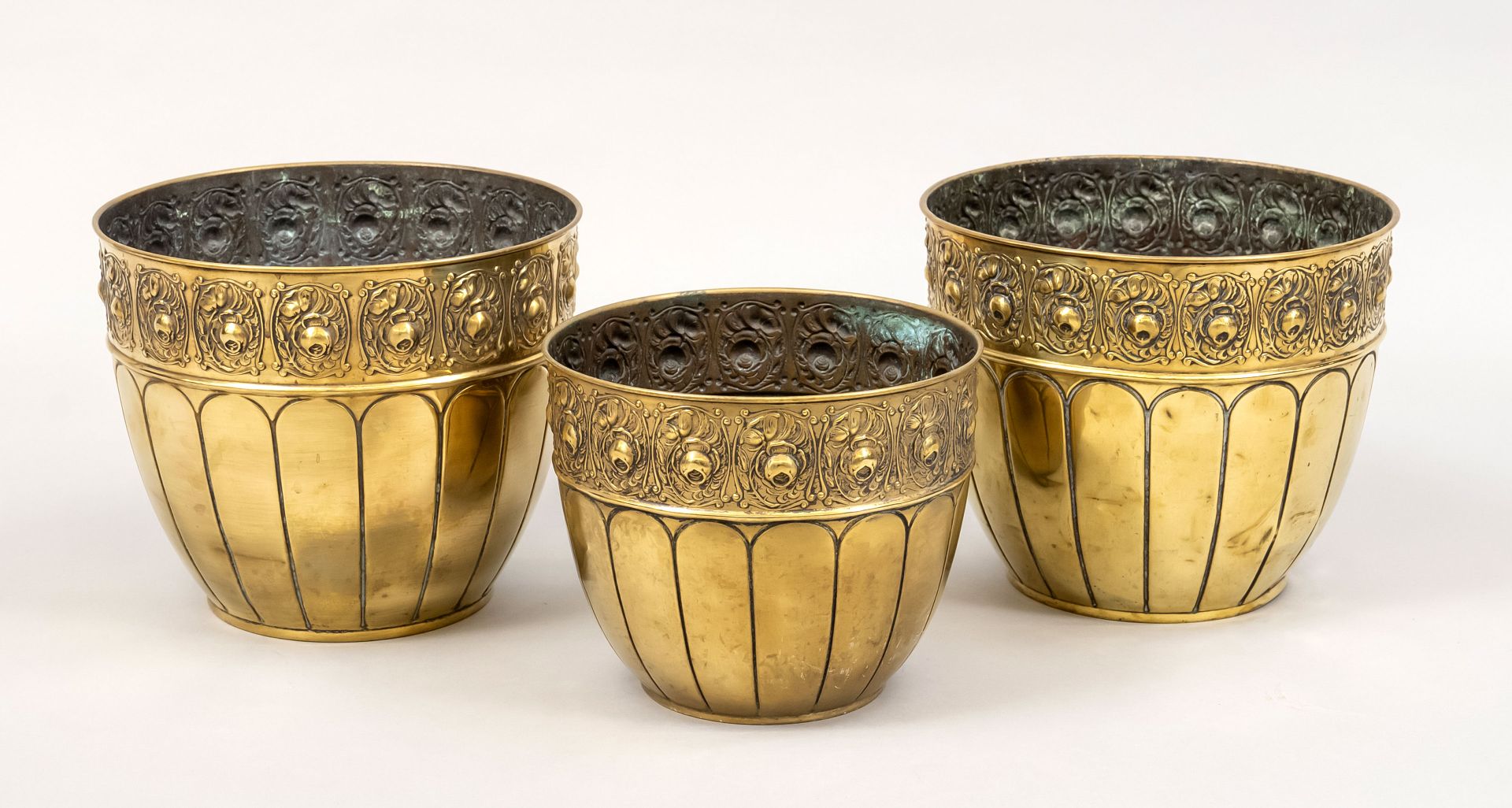 Null 3个储物罐，20世纪中期，黄铜。周围的浮雕装饰，高至21厘米。