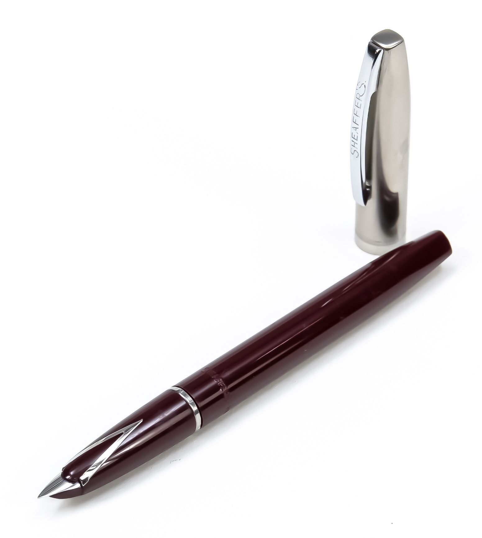 Null 谢弗钢笔，美国，20世纪下半叶，钢笔尖，红棕色外壳，不锈钢笔帽，长13.2厘米