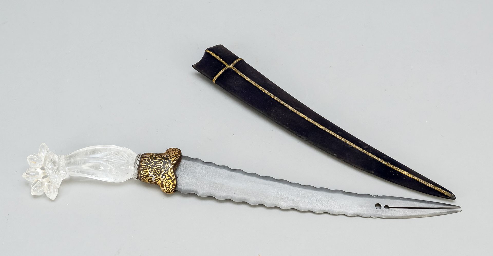Null Khanjar，印度 19/20世纪。 双刃，波浪形的Wootz大马士革刀（sulphikar刀）。石晶的手柄。底部有黄金镶嵌。木制刀鞘，长45.5厘&hellip;