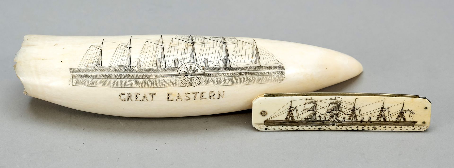 Null 海象牙和梳子，上面有大东方号的船舶肖像，作为发黑的刻画装饰，19世纪。 在海象牙的背面有船舶的主要数据，如长度和速度。L. 17 cm, l. Of &hellip;