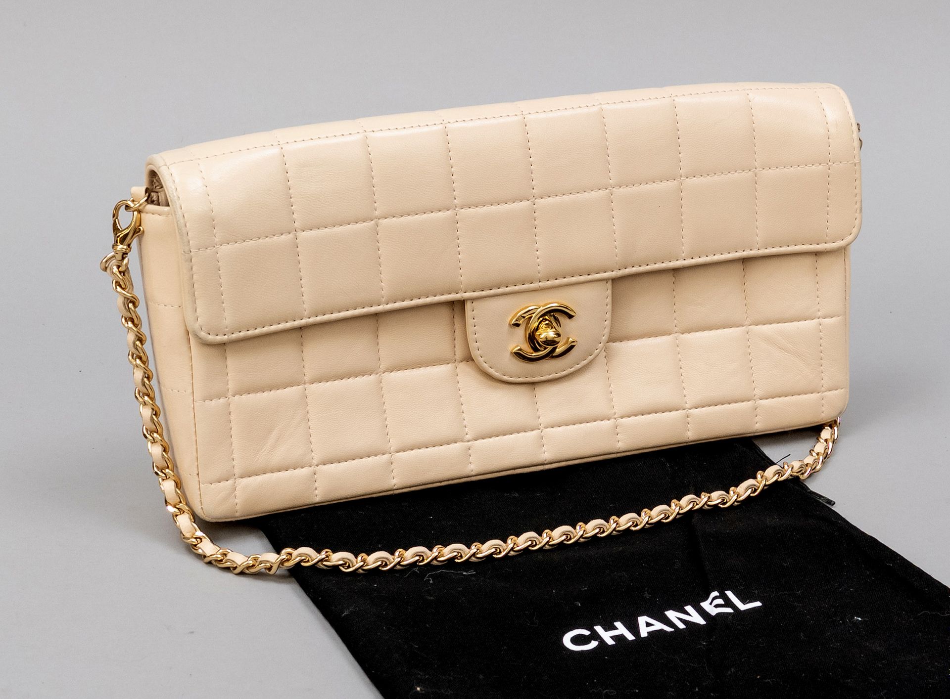 Null Chanel, Bolso Vintage de piel de becerro cuadrada acolchada Este-Oeste con &hellip;