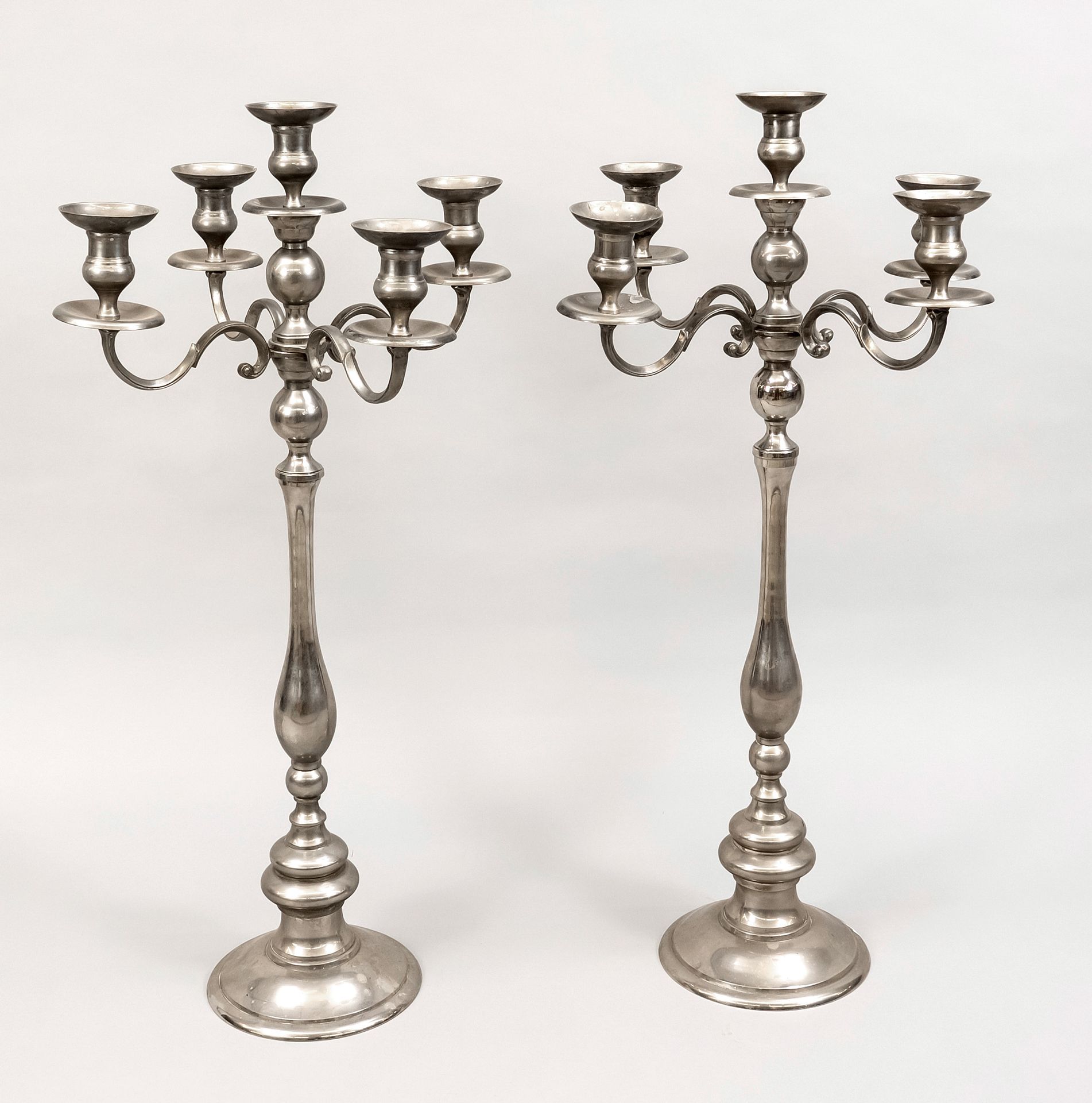 Null Pair of large candlesticks, 20th century, silver plated. Round, profiled ba&hellip;