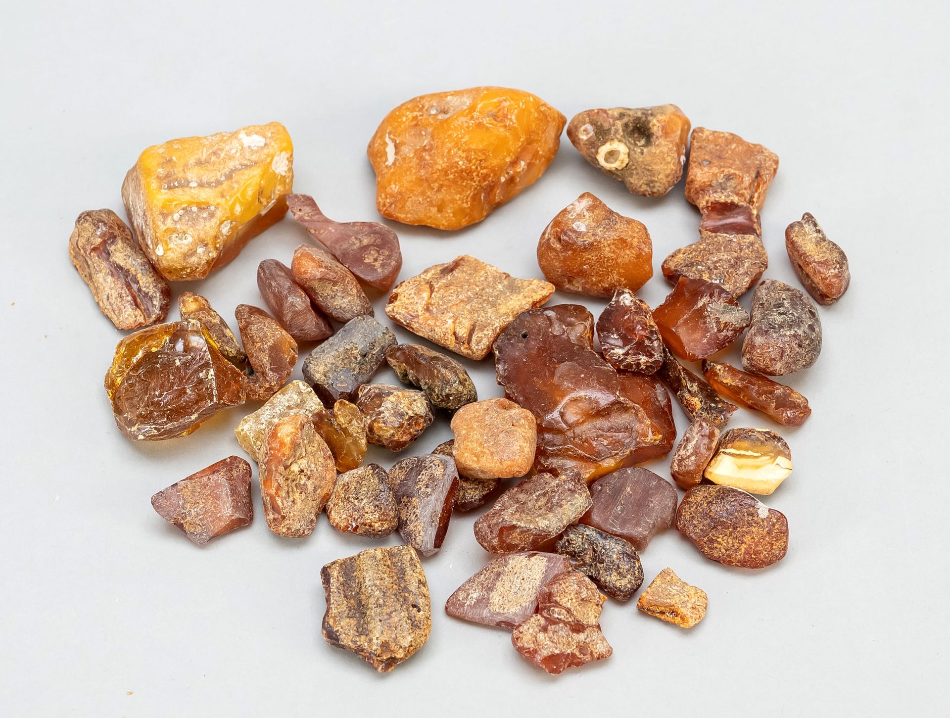 Null mixed lot of amber chunks, over 40 pieces up to D. 6 cm, different colors