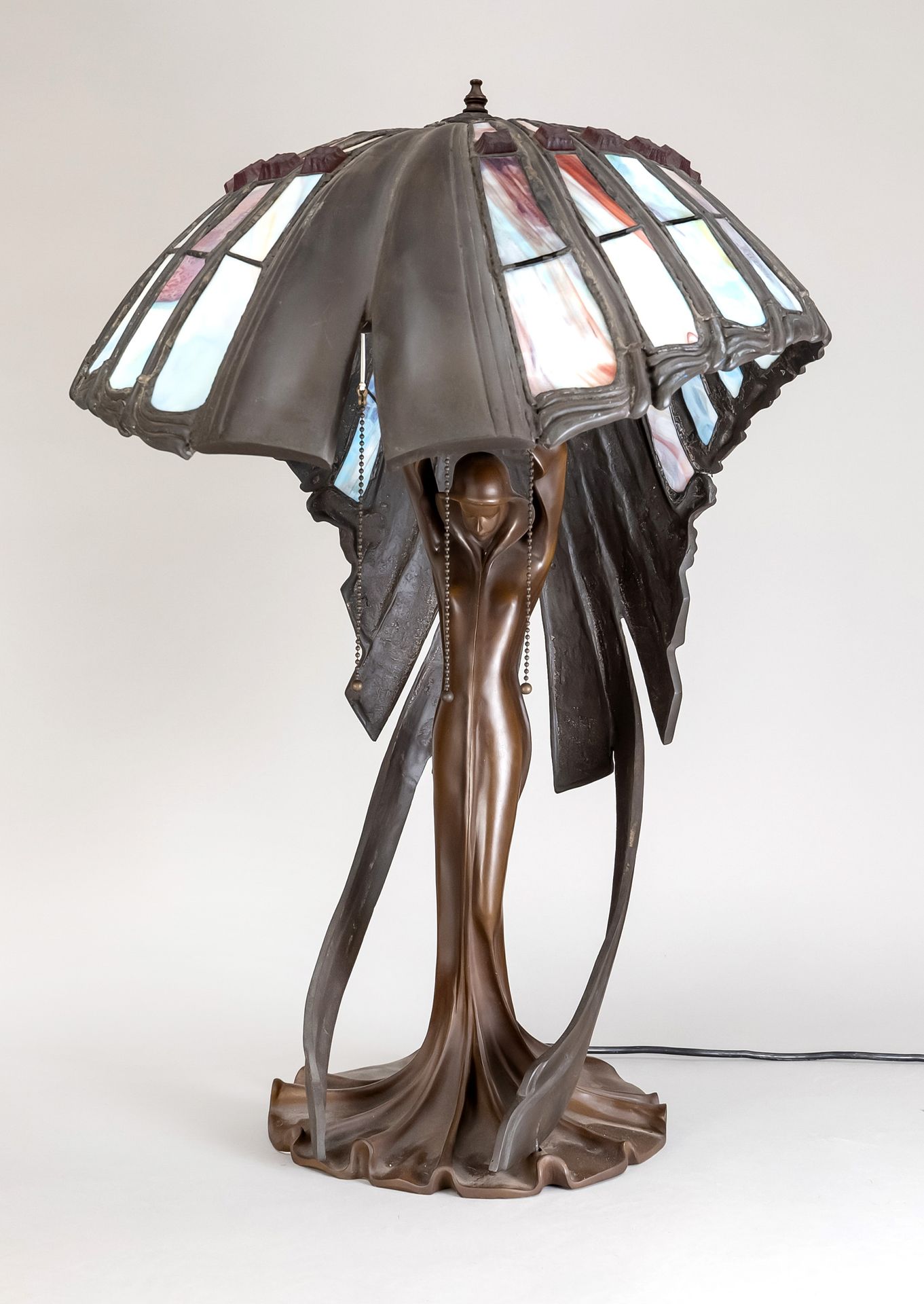 Null 蒂芙尼风格的大型雕像台灯，20世纪，标有 "蒂芙尼山谷"，青铜，带铅釉。轴和底座是一个穿着优雅的女人，她的手臂举过头顶，拿着带有3个插座的灯罩，高约8&hellip;