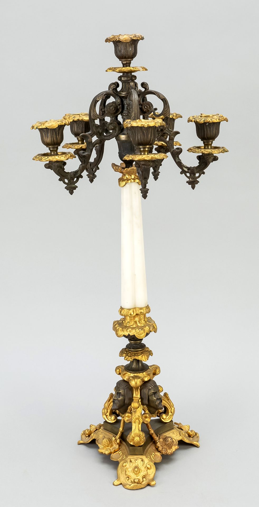 Null 历史主义吊灯，19世纪末，部分镀金的青铜和大理石。三通道装饰的底座上有骑士面具，上面是花瓶座。轴为三连杆柱束，共6灯，高56厘米。