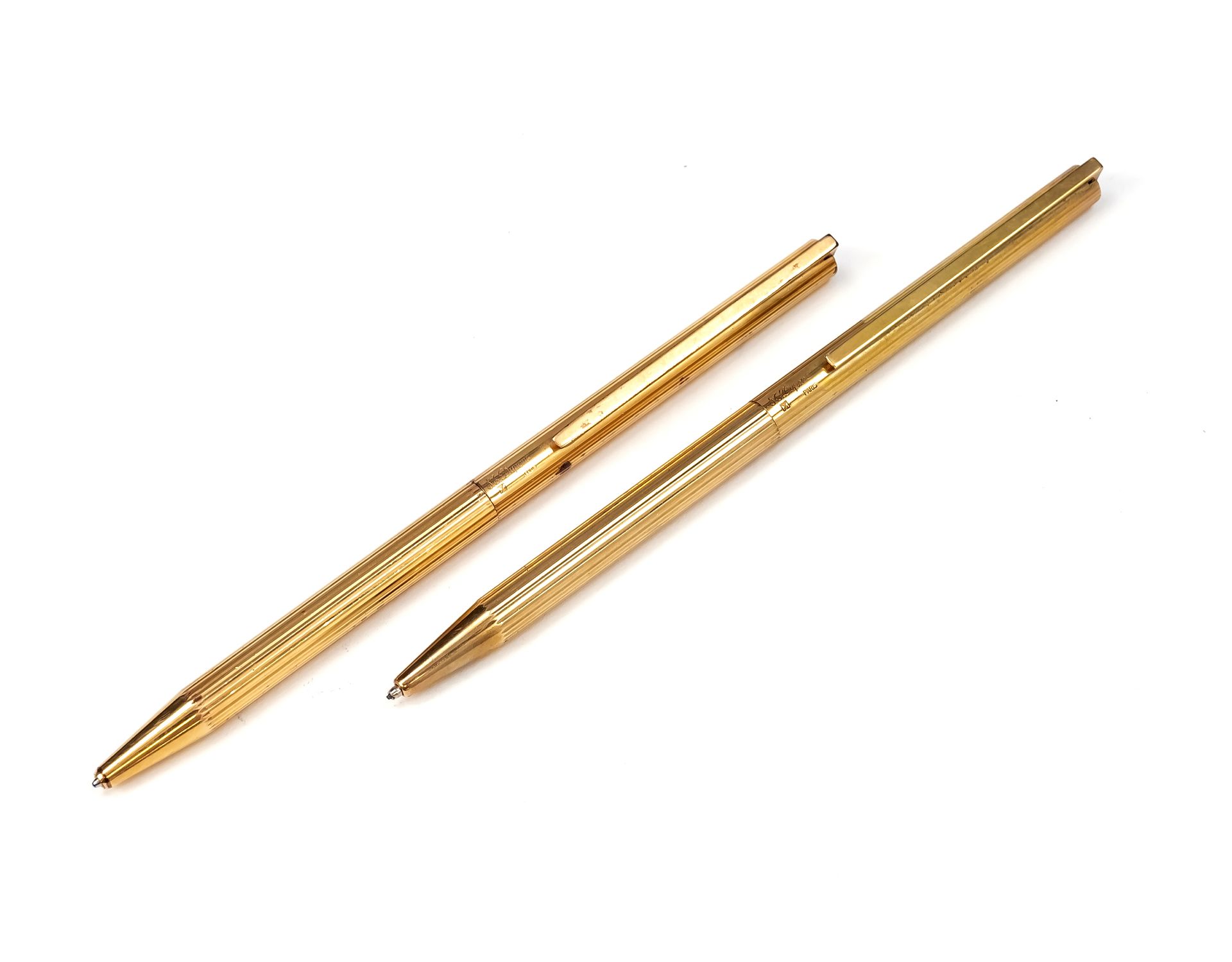 Null St. Dupont biros and propelling pencil, 20世纪下半叶，每个都有镀金的外壳，条状雕刻，1个线头损坏，长13.5&hellip;