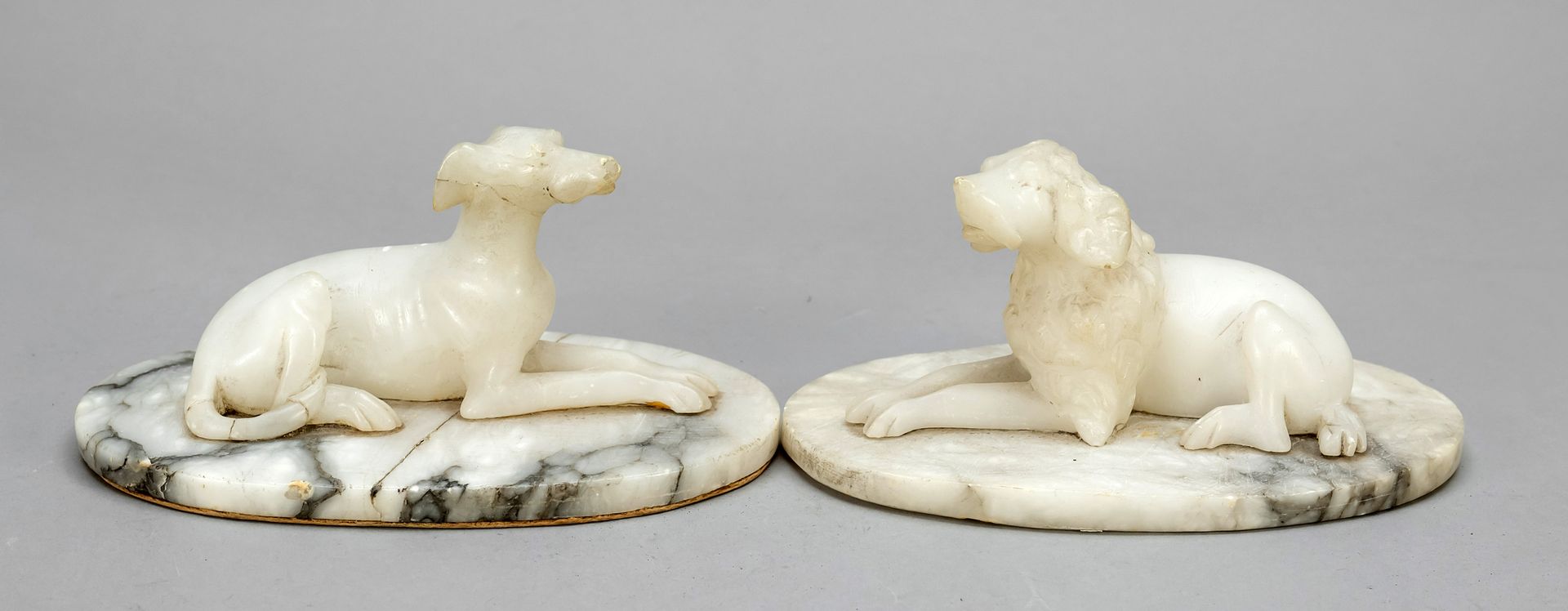 Null Paire de chiens, fin 19e/début 20e siècle, albâtre, abîmé, 9 x 19 x 11 cm c&hellip;