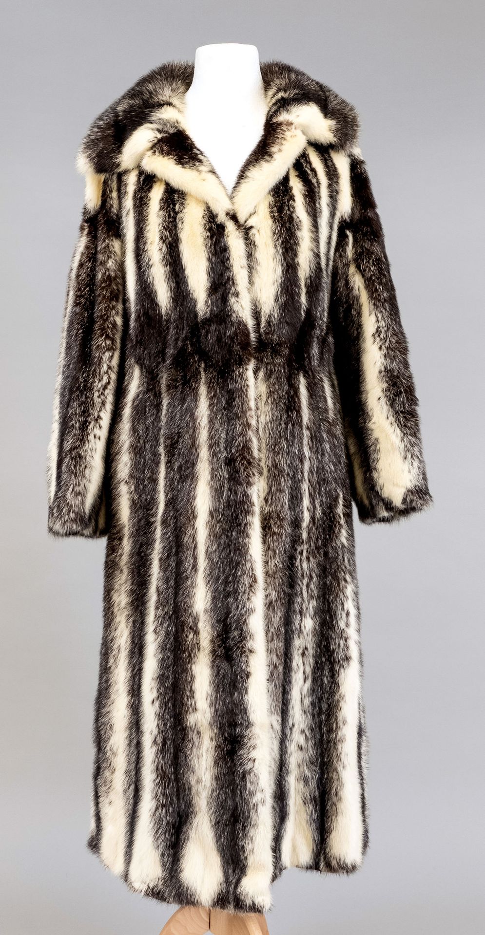 Null 斑驳的女士貂皮大衣，在衬里的标签上标有Saga Mink，没有标明尺寸，有轻微的磨损痕迹。
