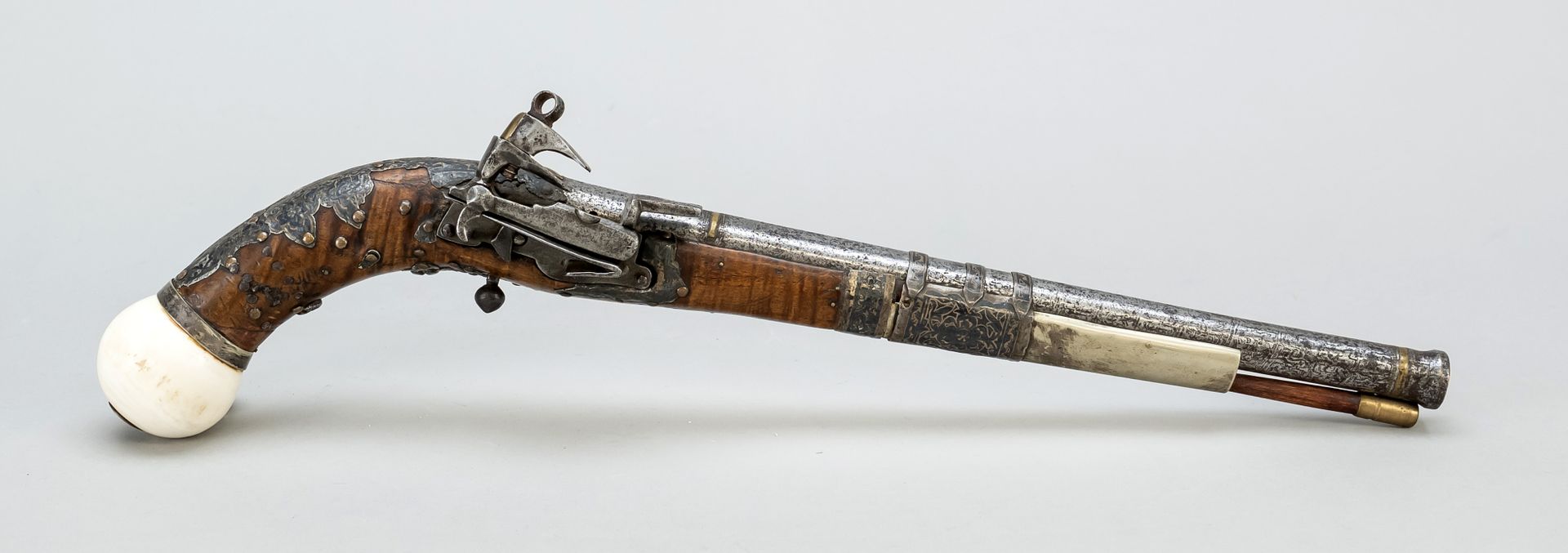 Null 东方燧发枪，18世纪，深色硬木枪托，带有镶嵌的装饰性配件。圆形铁管，鞍座上有骨/象牙球。公鸡和释放，长41厘米。