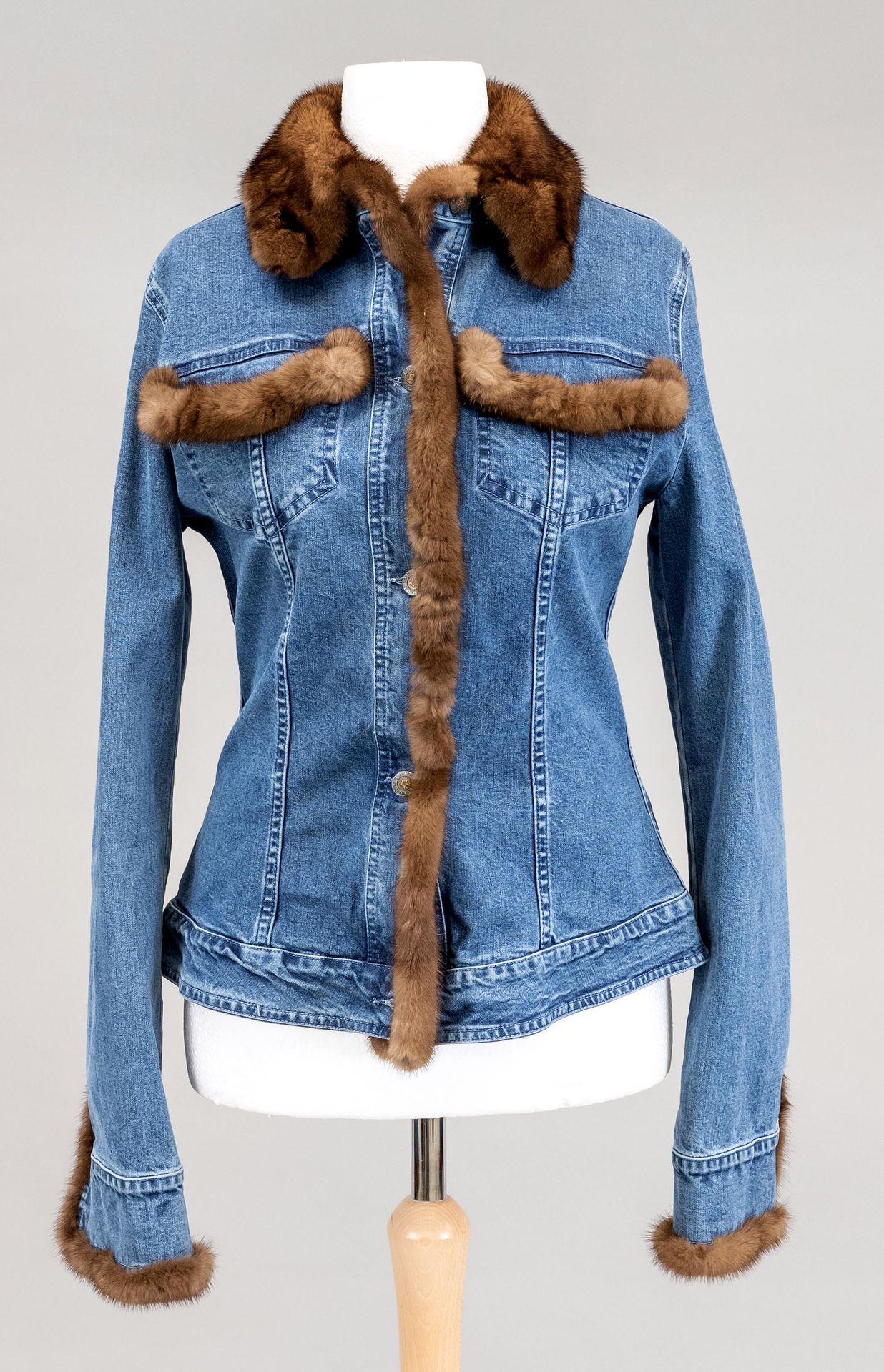 Null 带毛边的女士牛仔夹克，标签标有Kejzars Cotton Line，40号，有轻微磨损痕迹。