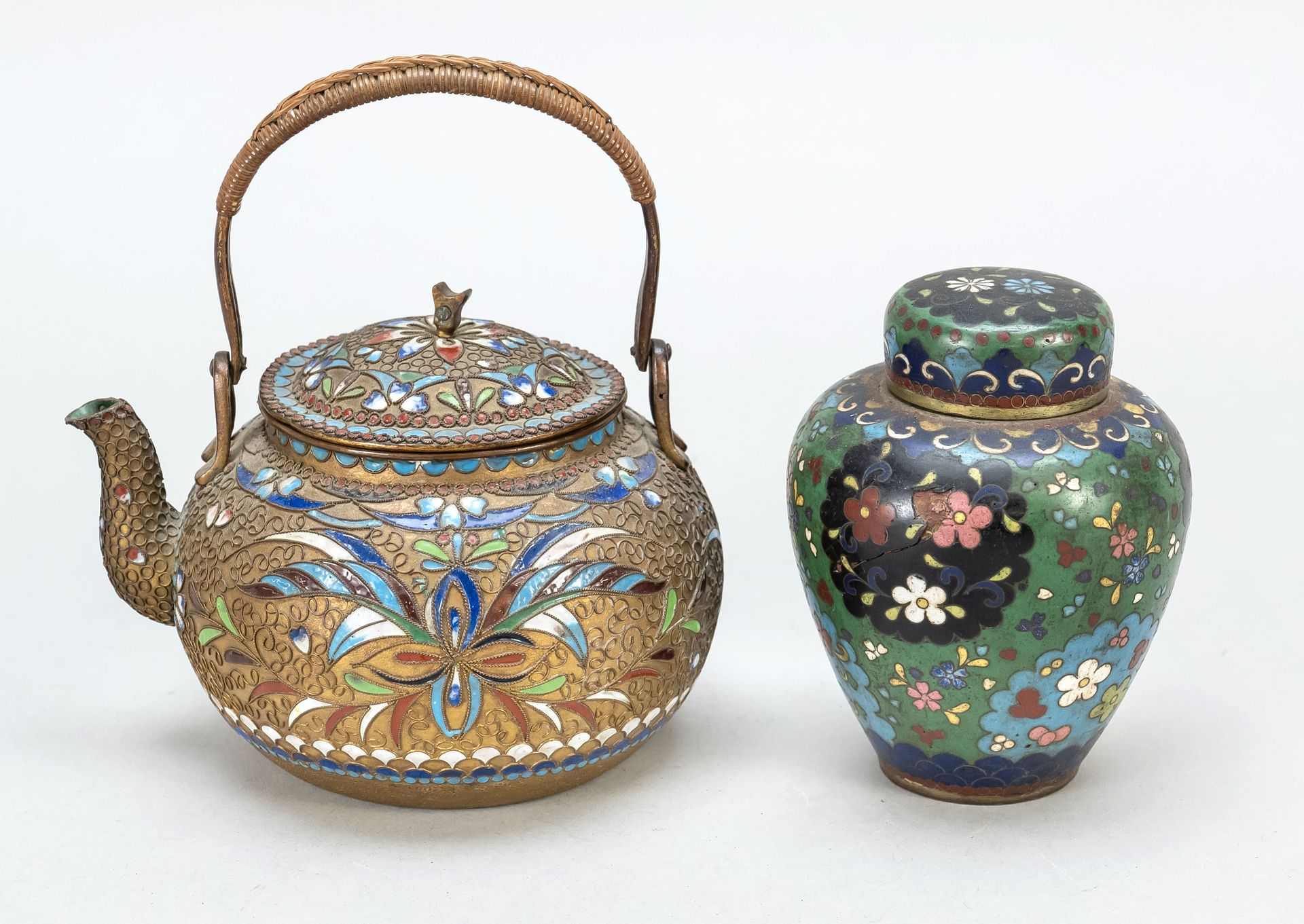 Null 2件景泰蓝：1件茶壶（champ-levée），俄罗斯，19世纪末，高10厘米。1 x 景泰蓝盖子壶，日本，约1900年，高10厘米。