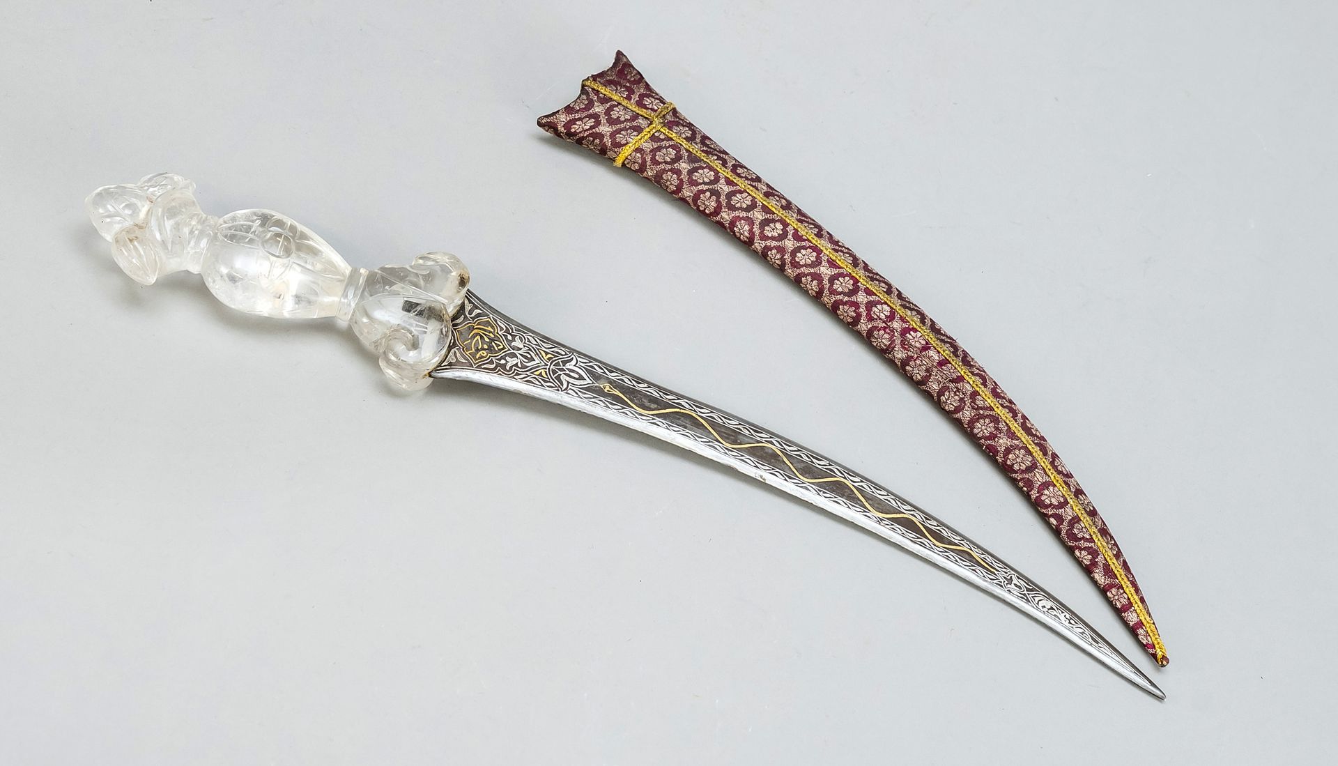 Null Khanjar，印度 19/20世纪，Wootz大马士革的双刃刀，两面镶嵌金银（刀身中央有一条盘旋的蛇，正面是银，背面是金）。切削的水晶把手，木质刀鞘&hellip;