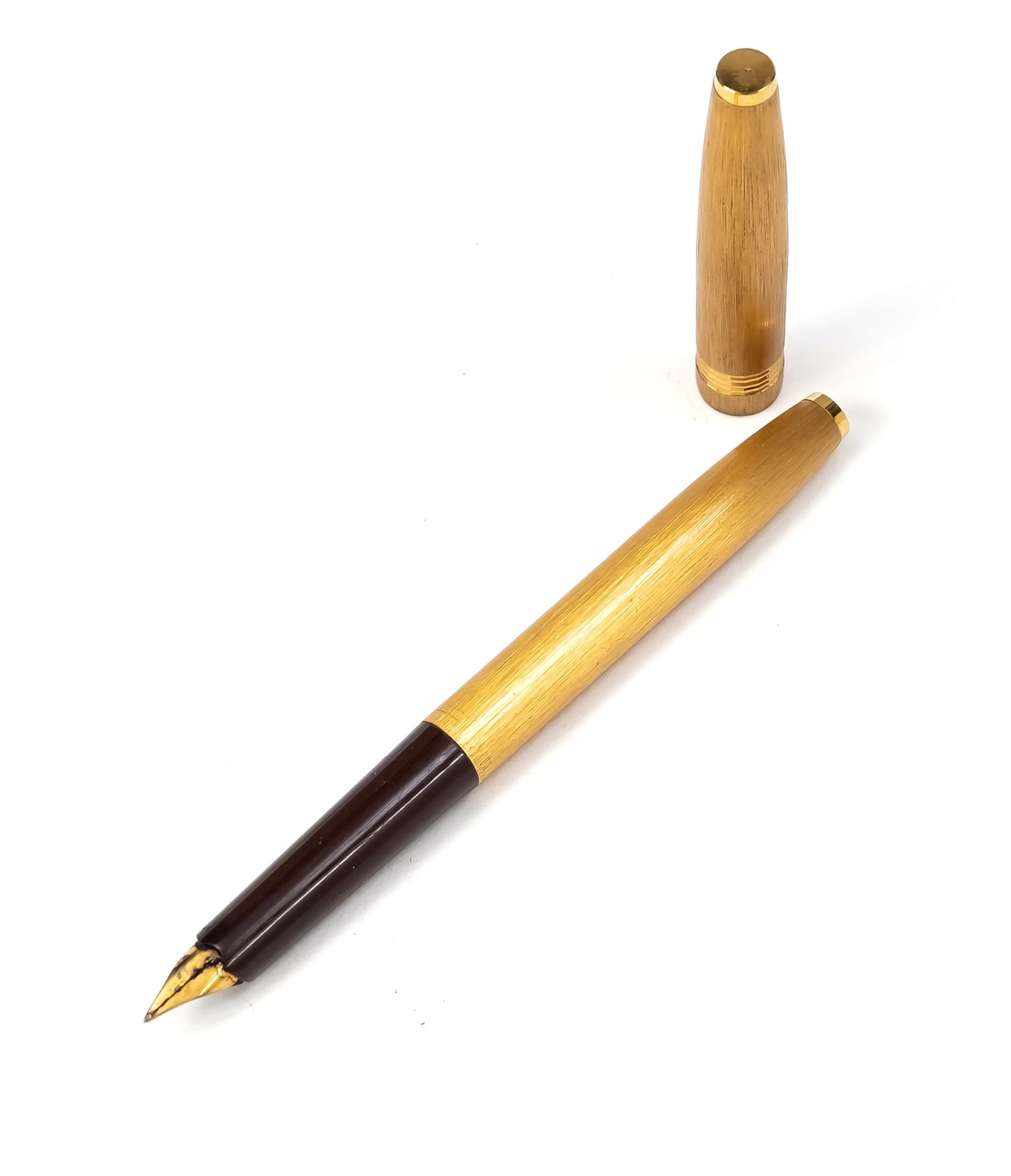 Null 参议员钢笔，20世纪下半叶，镀金笔尖，镀金外壳，有雕刻的装饰，长11.4厘米