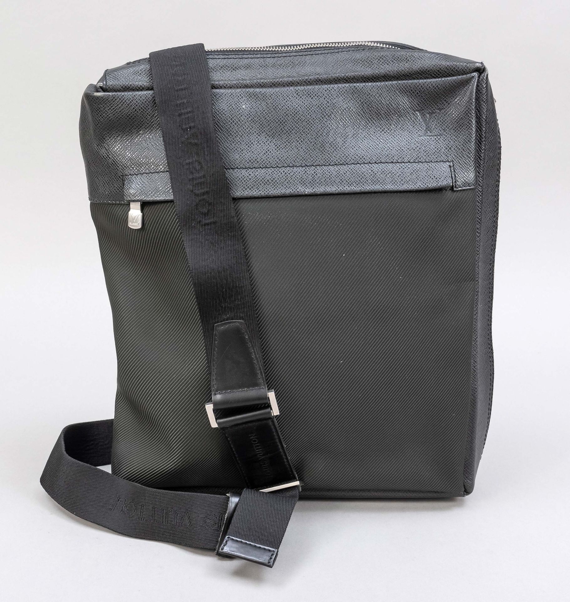 Null Louis Vuitton, men's business shoulder bag, black textured (faux?)leather w&hellip;