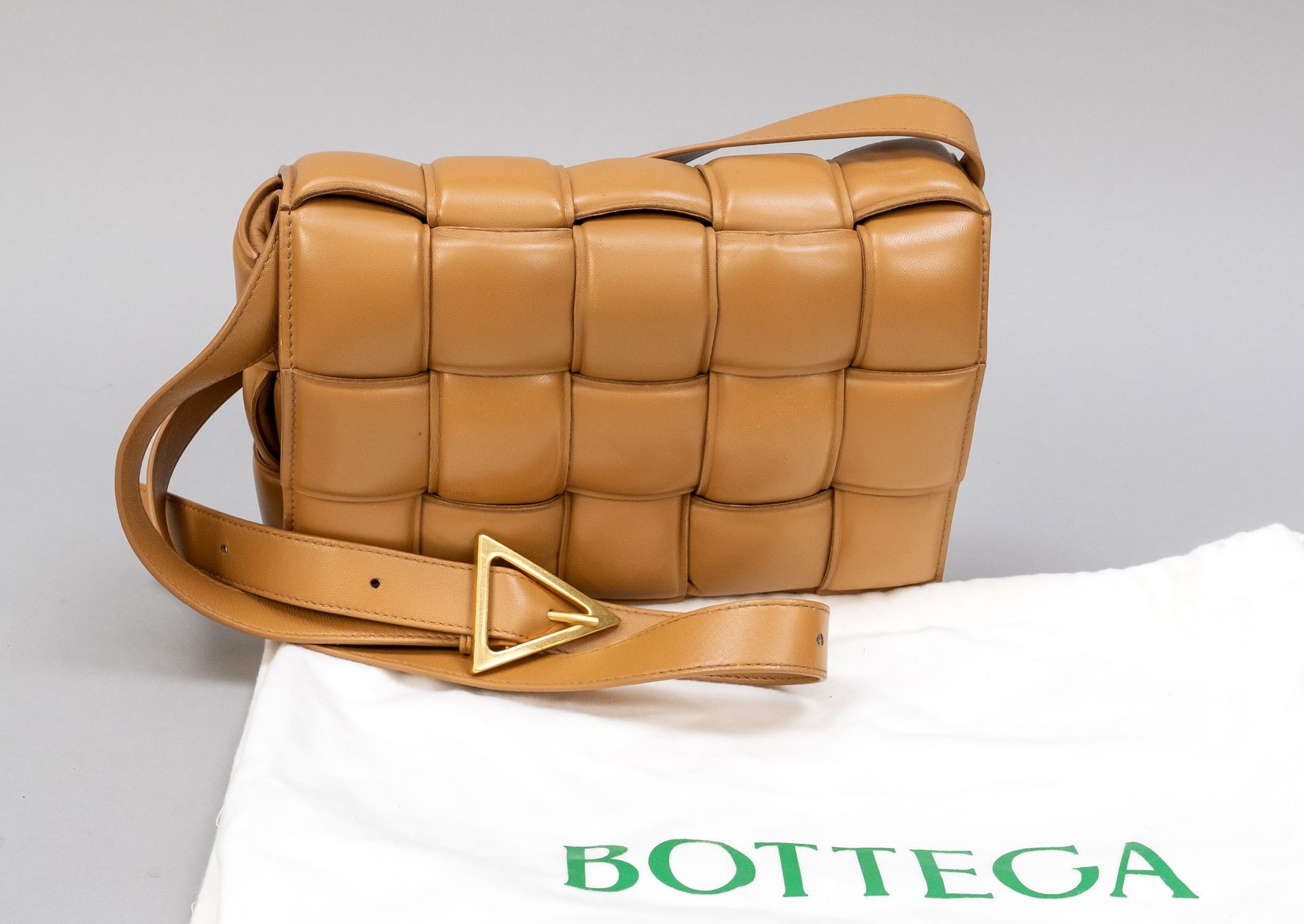 Null Bottega Veneta，焦糖色软垫卡式包，焦糖色软垫Intreccio小羊皮，金色硬件，可调节肩带，带三角扣，内部有额外的小包，包括防尘袋，使用&hellip;