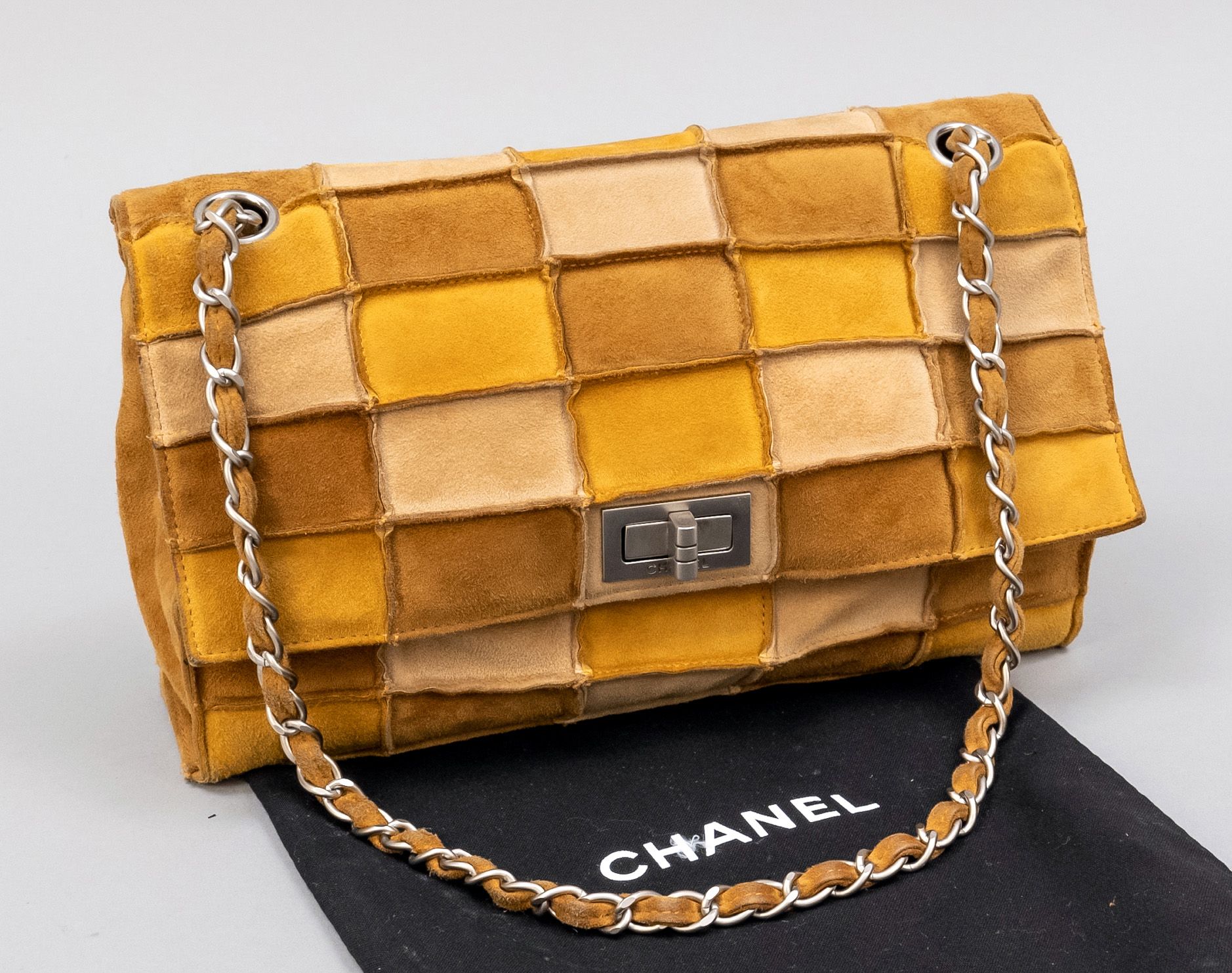 Null Chanel, bolso con solapa Mademoiselle Suede Patchwork, ante suave en tonos &hellip;