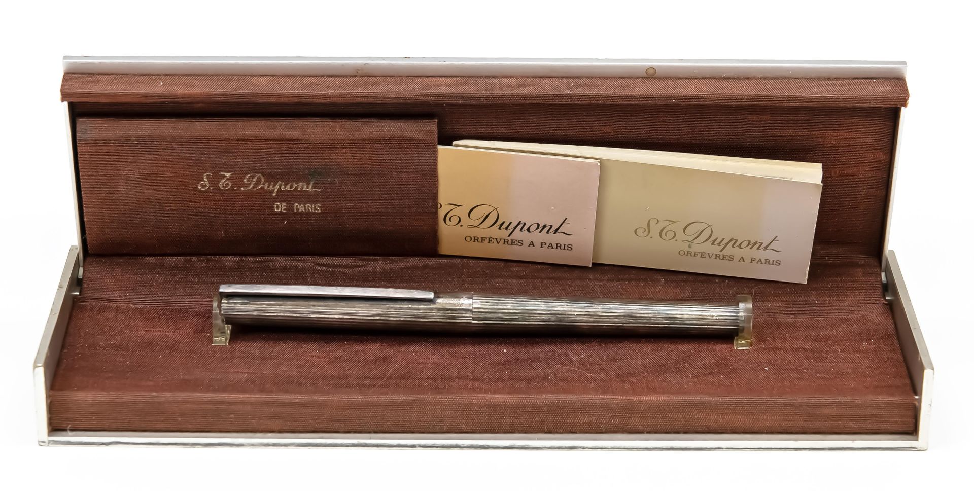 Null 圣杜邦墨盒钢笔，20世纪下半叶，18克拉(750)黄金笔尖，镀银(?)外壳，有条纹装饰，长13.5厘米，装在箱子里，长22厘米