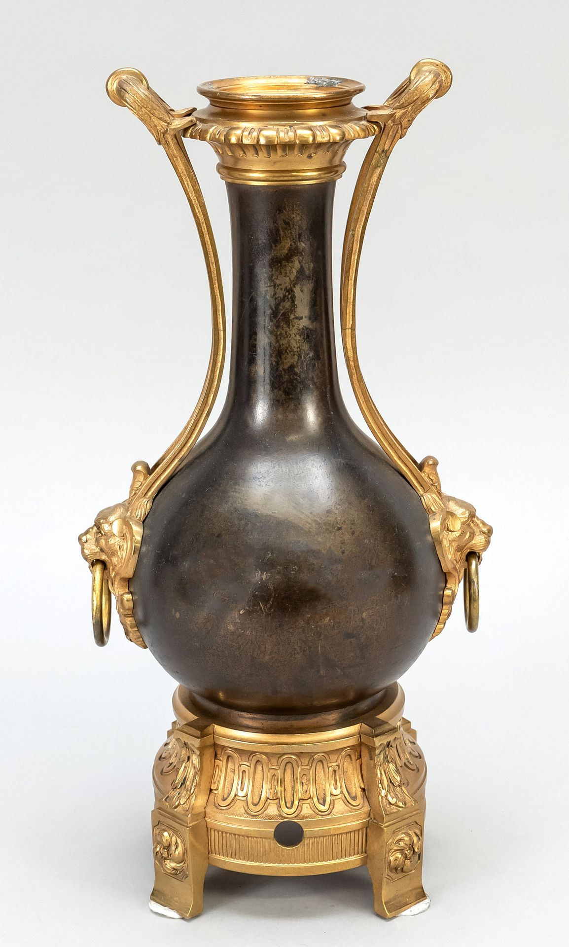 Null 花瓶/灯座，19世纪末，青铜花瓶与镀金的青铜支架。狮子面具上的环形把手，4个立柱脚上的装饰底座，颈部内有螺纹，高35厘米。