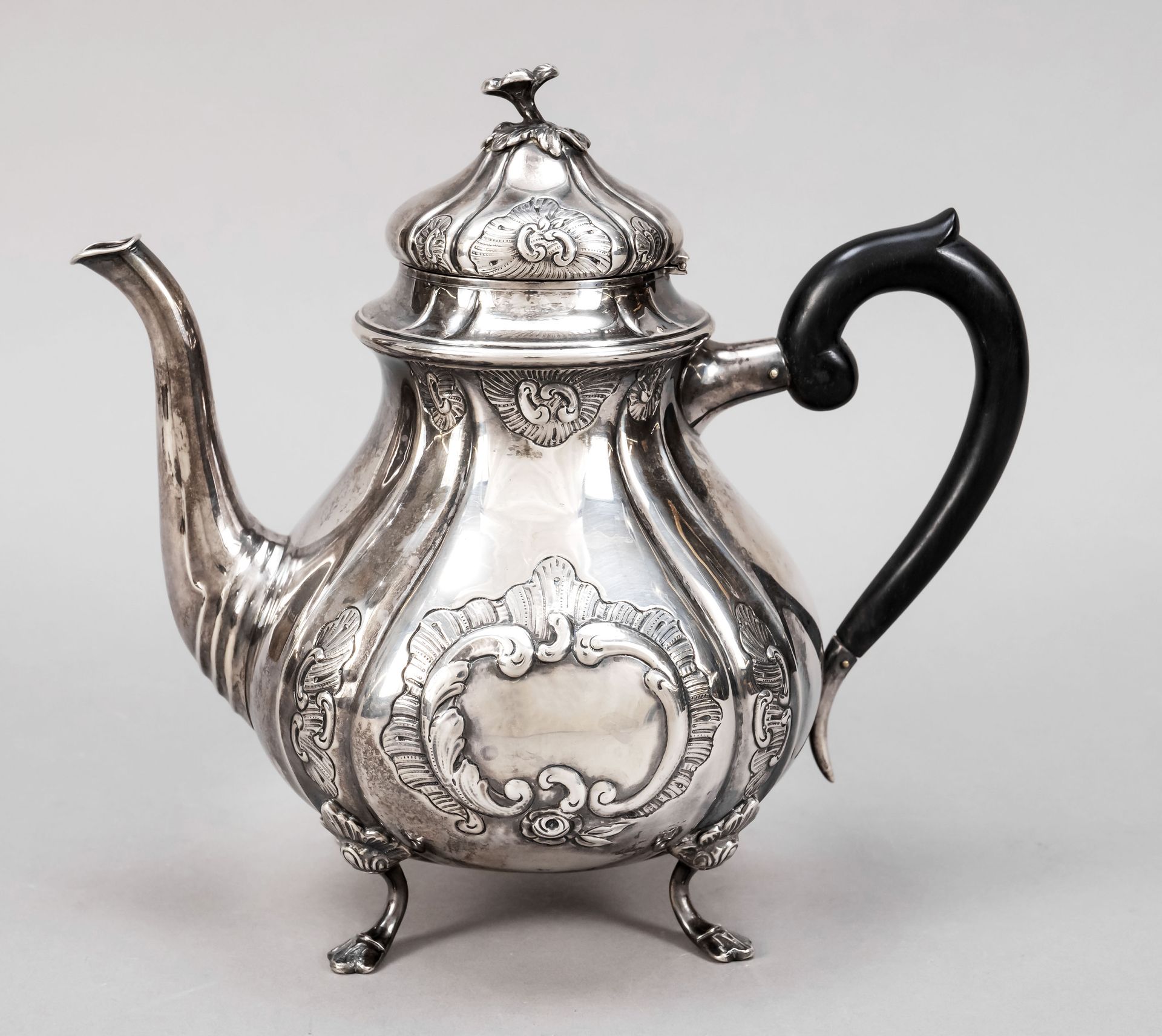 Null 茶壶，丹麦，1940年，印记为Johannes Siggaard，银质830/000，有4只脚，球状壶身，侧向手柄有乌木手柄，铰链和圆顶铰链盖，有花把&hellip;