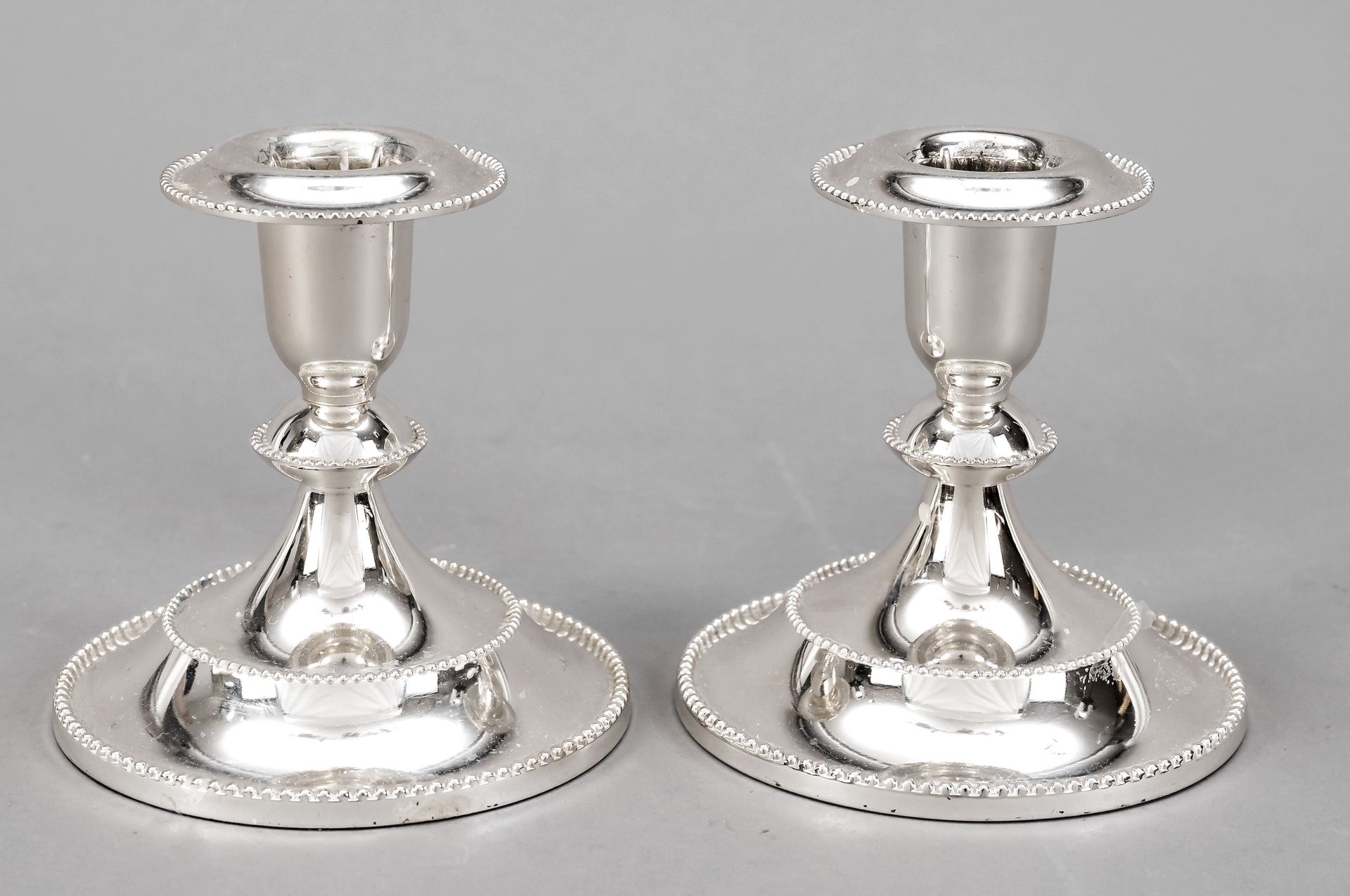 Null Paar Leuchter, 20. Jh., plated, ruder gewölbter Stand, Tülle in Vasenform, &hellip;