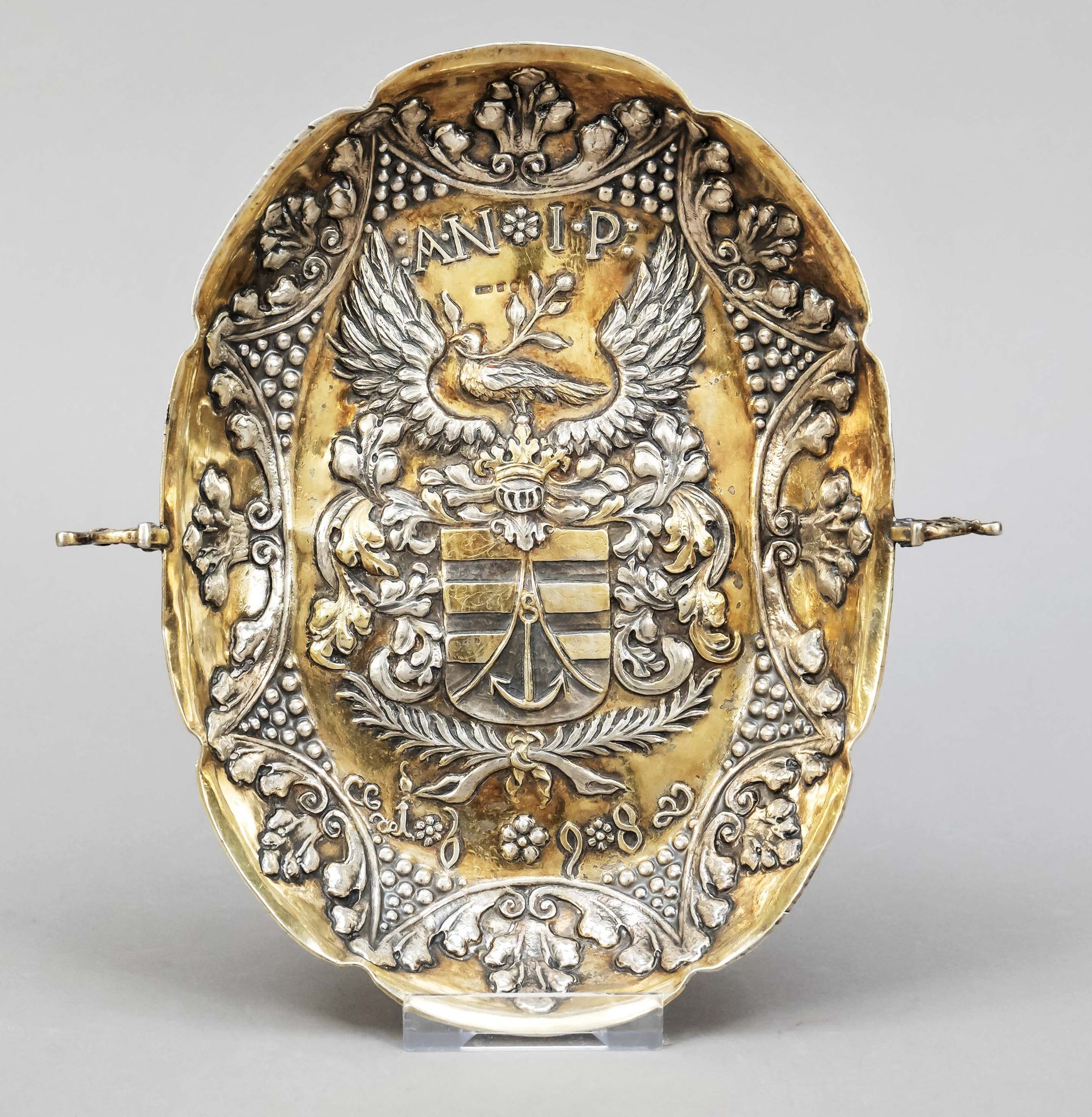 Null 椭圆形碗，17世纪末，银质印记，部分镀金，弯曲的形状，侧面有装饰的把手，侧面有丰富的浮雕装饰，边缘有风格化的花卉装饰，镜子有纹章图案，1698年，长2&hellip;