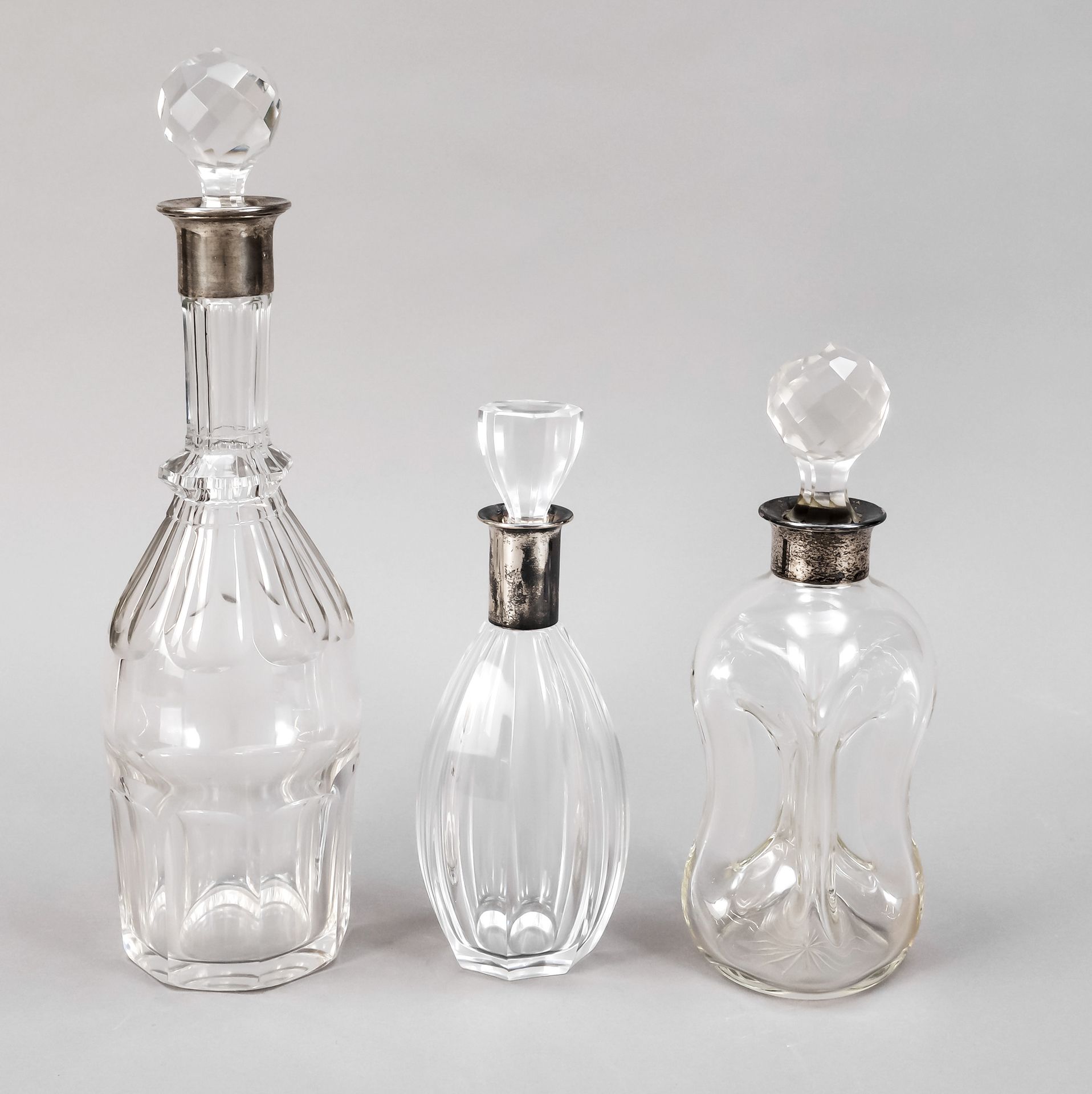 Null 两个水杯和一个Glucker瓶，带银质的颈部安装，德国，20世纪，银800/000，不同的形状和大小，身体每个透明的玻璃与切割装饰，1个有奉献，高达3&hellip;