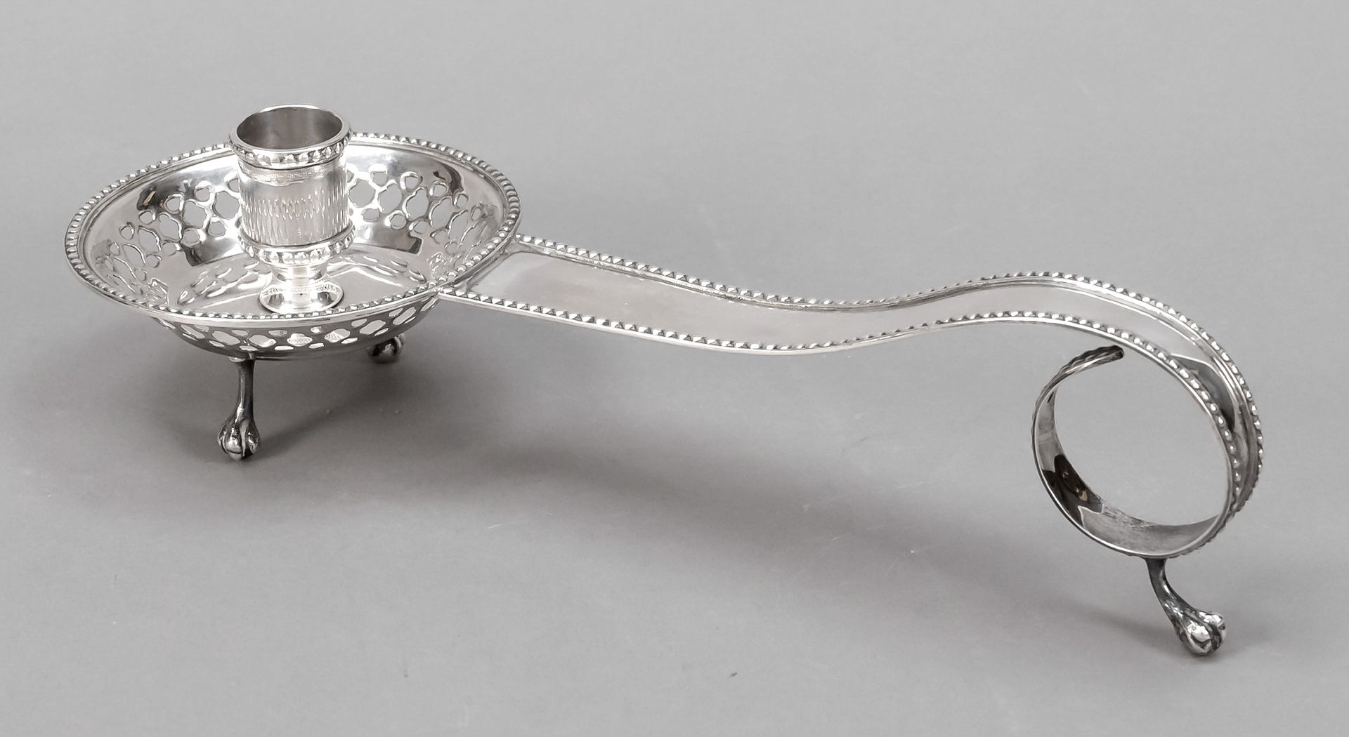 Null 手摇烛台，20世纪，经银质测试，有3只脚，圆形烛台边缘有镂空工艺，长长的延伸手柄有珍珠浮雕装饰，长26厘米，约136克。