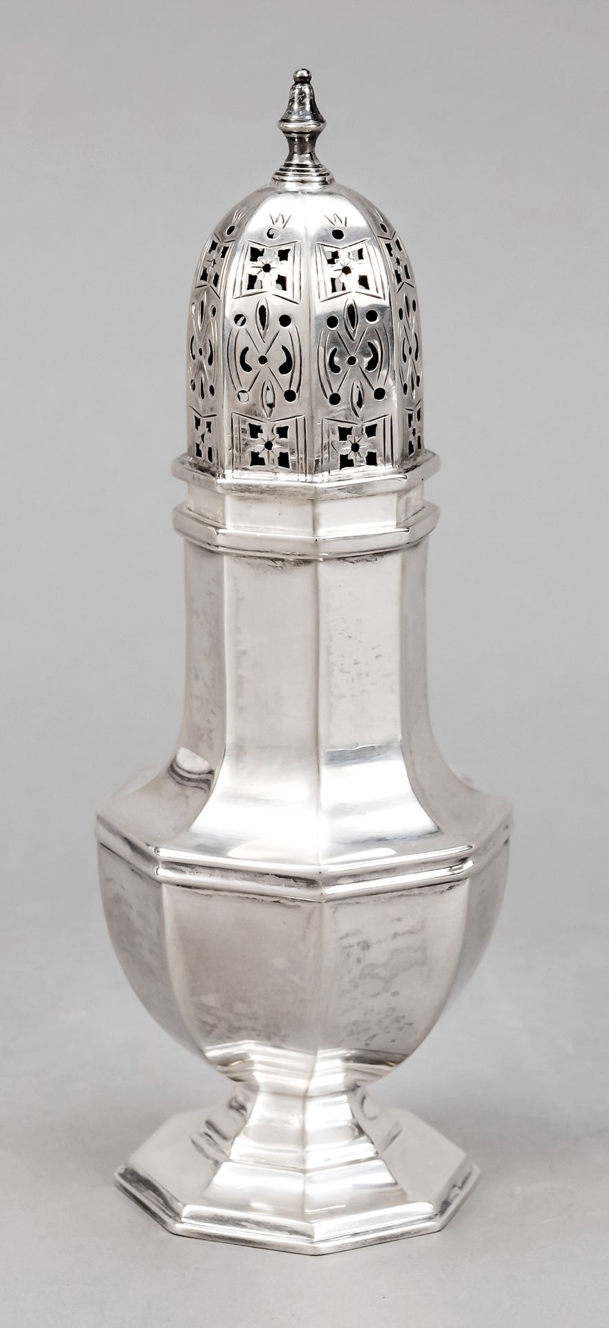 Null Sugar shaker, England, 1933, master mark Viner's Ltd, Sheffield, sterling s&hellip;