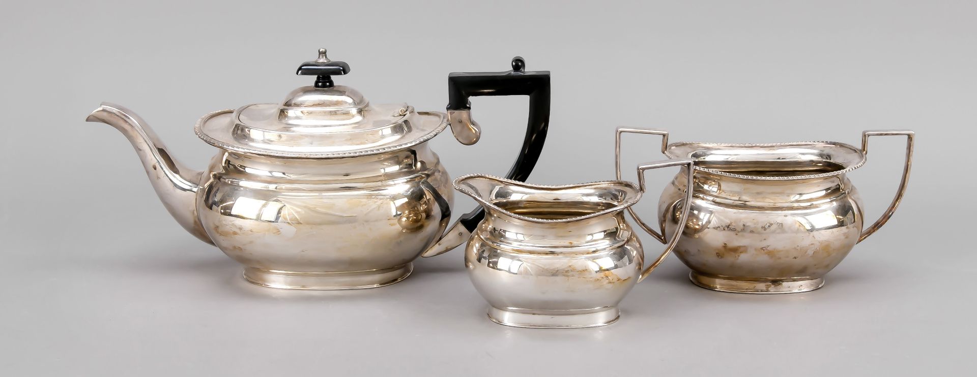 Null 三件套茶具，英国，20世纪，电镀，长方形支架，光滑的主体，边缘有绳索装饰，壶身有铰链翻盖，高至15.5厘米