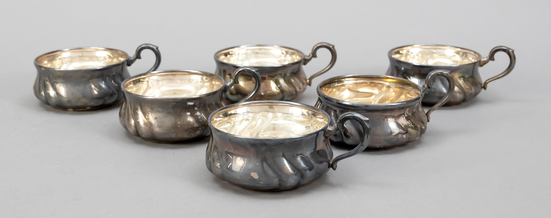 Null 六个茶杯架，德国，20世纪上半叶，制造商标记Jakob Grimminger，Schwäbisch Gmünd，银835/000，圆形支架，球状体，壁&hellip;