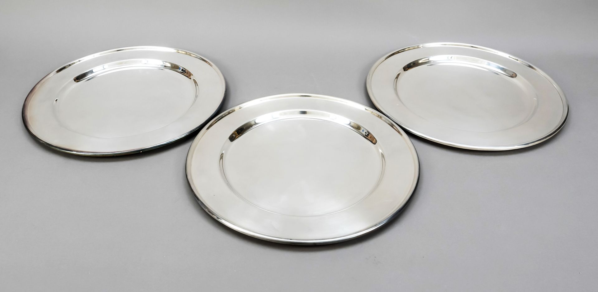 Null 五个餐垫，意大利，20世纪，纯银925/000，光滑，略微成型的形式，直径31厘米，约4000克