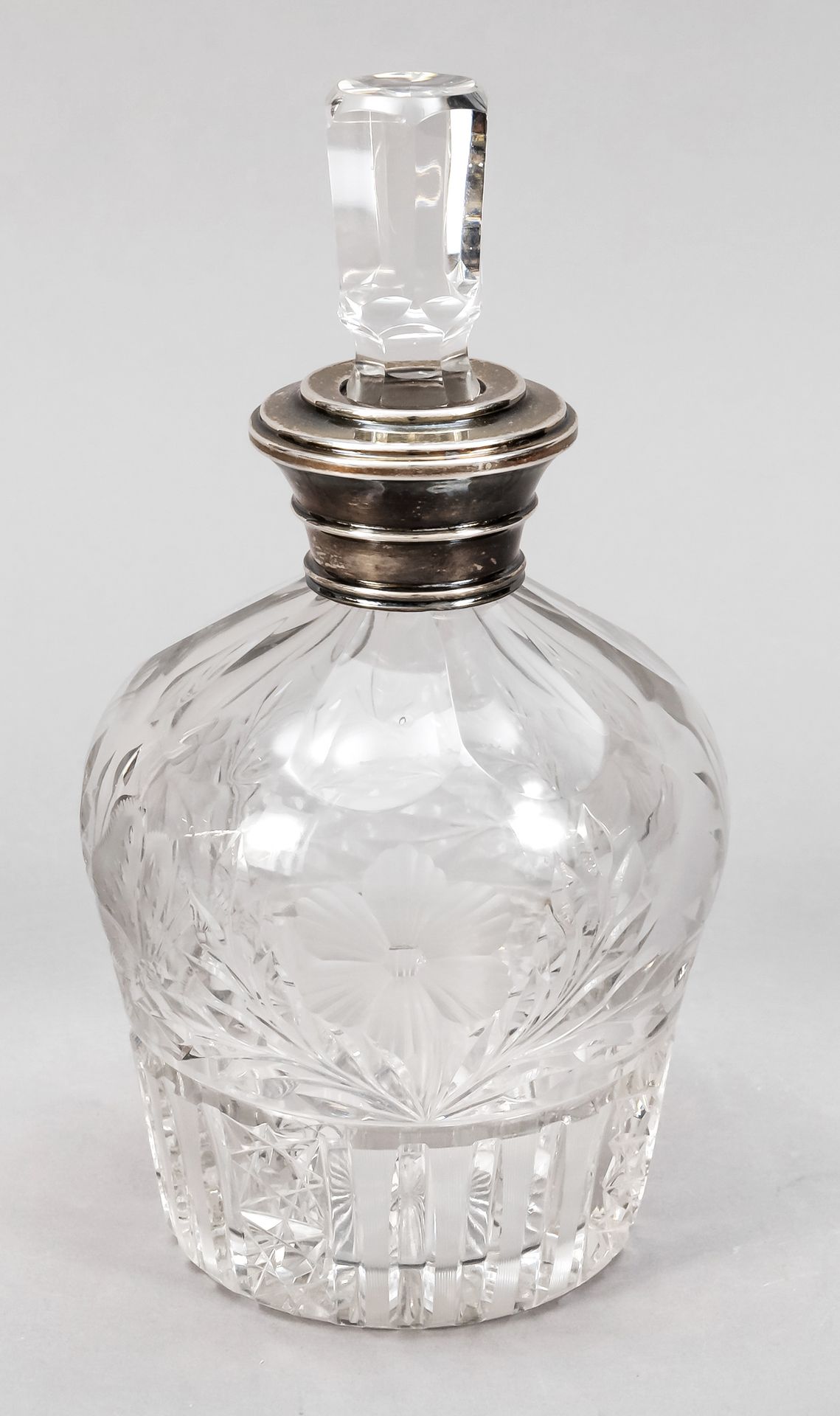 Null 银质颈部安装的玻璃杯，20世纪，纯银925/000，圆形支架，杯身有加宽的壁，透明玻璃有丰富的切割装饰，高21厘米
