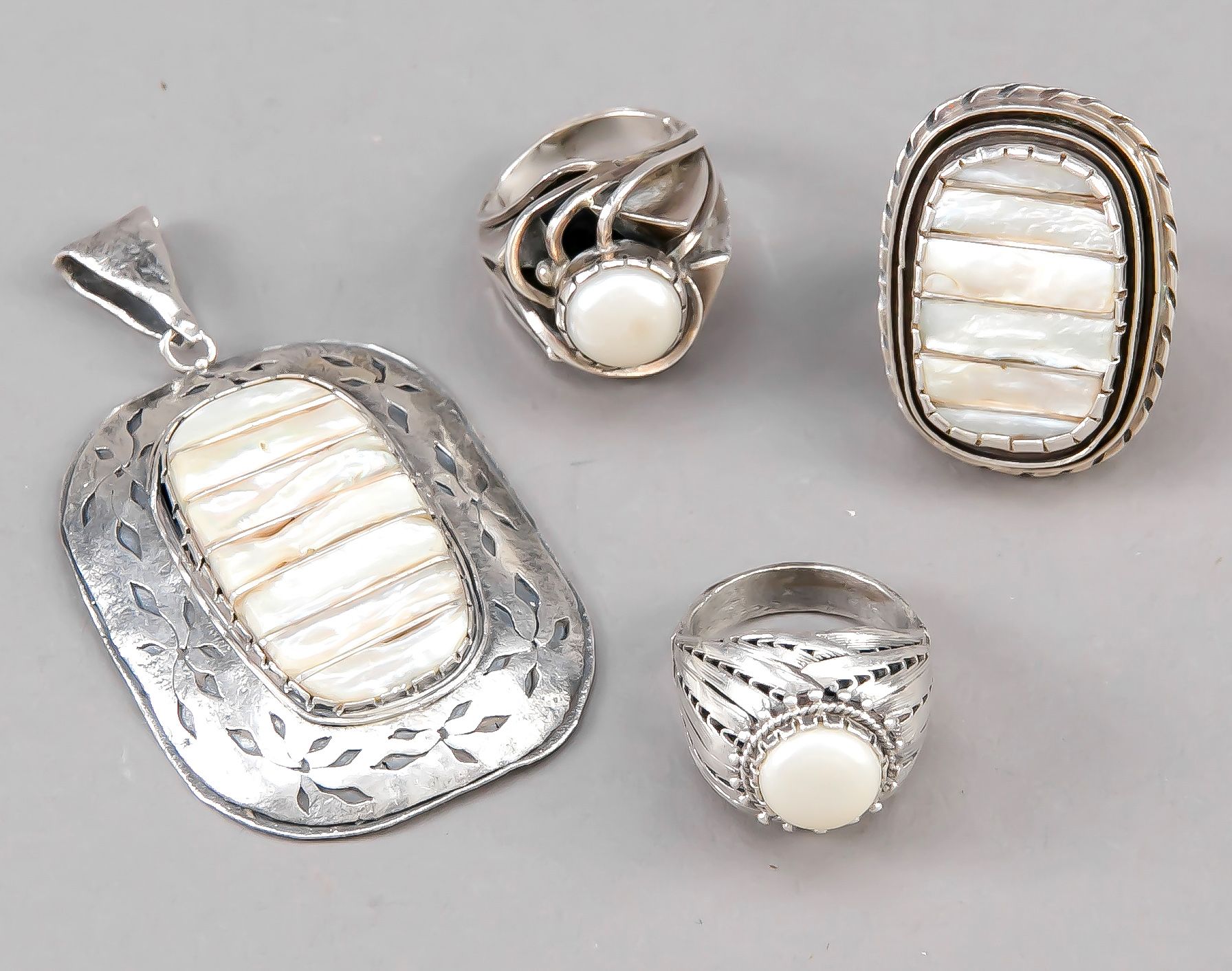 Null 四件银质珠宝，可能是南美洲，20世纪，银质测试，吊坠和3个戒指，带珍珠母或珍珠装饰，总毛重约93克