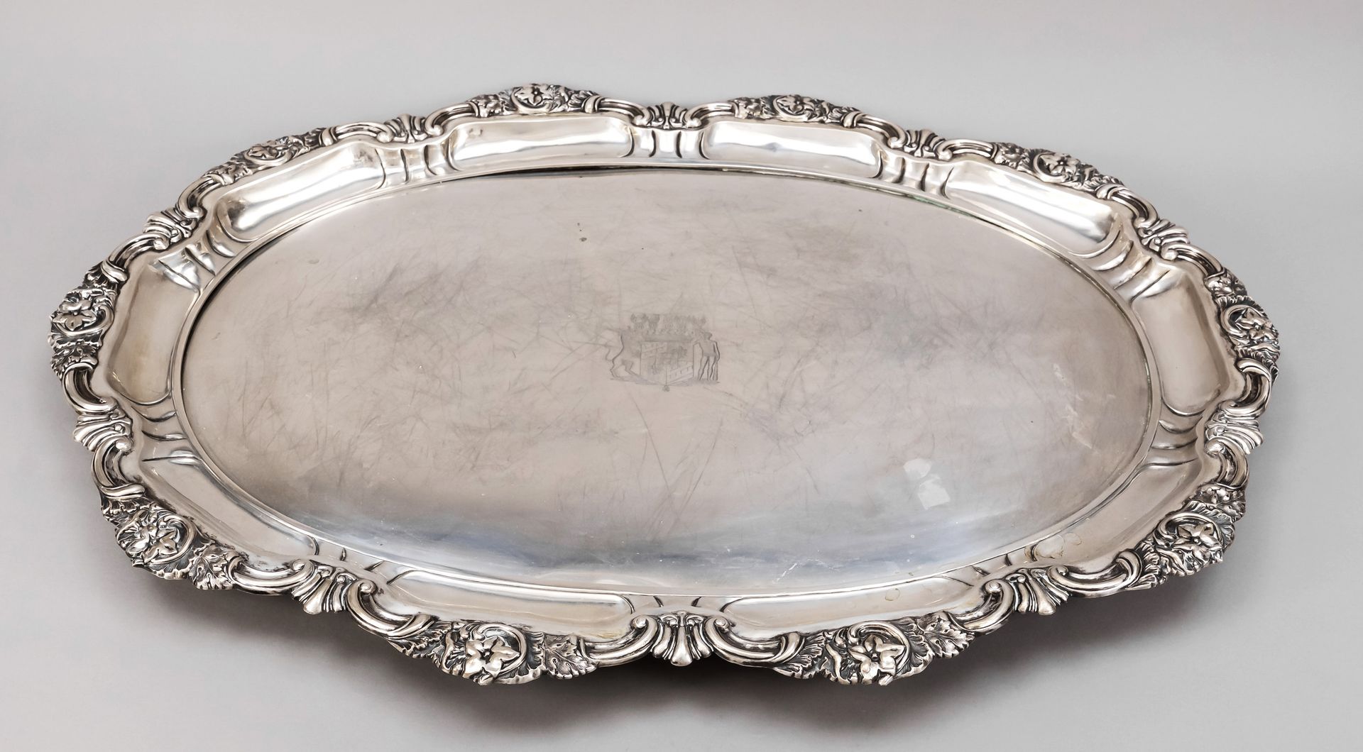 Null Großes ovales Tablett, um 1900, Silber geprüft, leicht gemuldete Form, Spie&hellip;